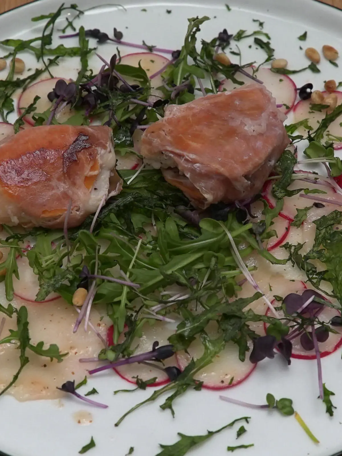 Radieschen-Rettich-Carpaccio mit Fisch im Parmaschinken-Mantel