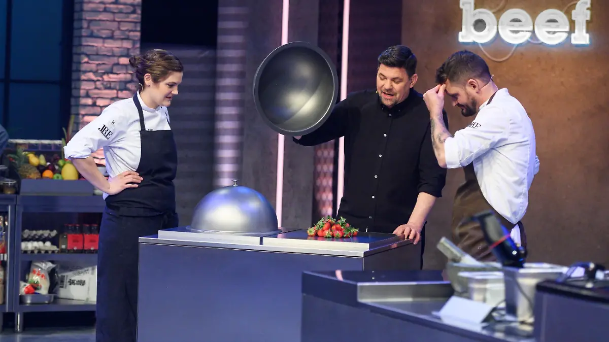 (v.l.) Viktoria Fuchs, Tim Mälzer und Alexander Wulf sind gespannt: Wer wird gewinnen?