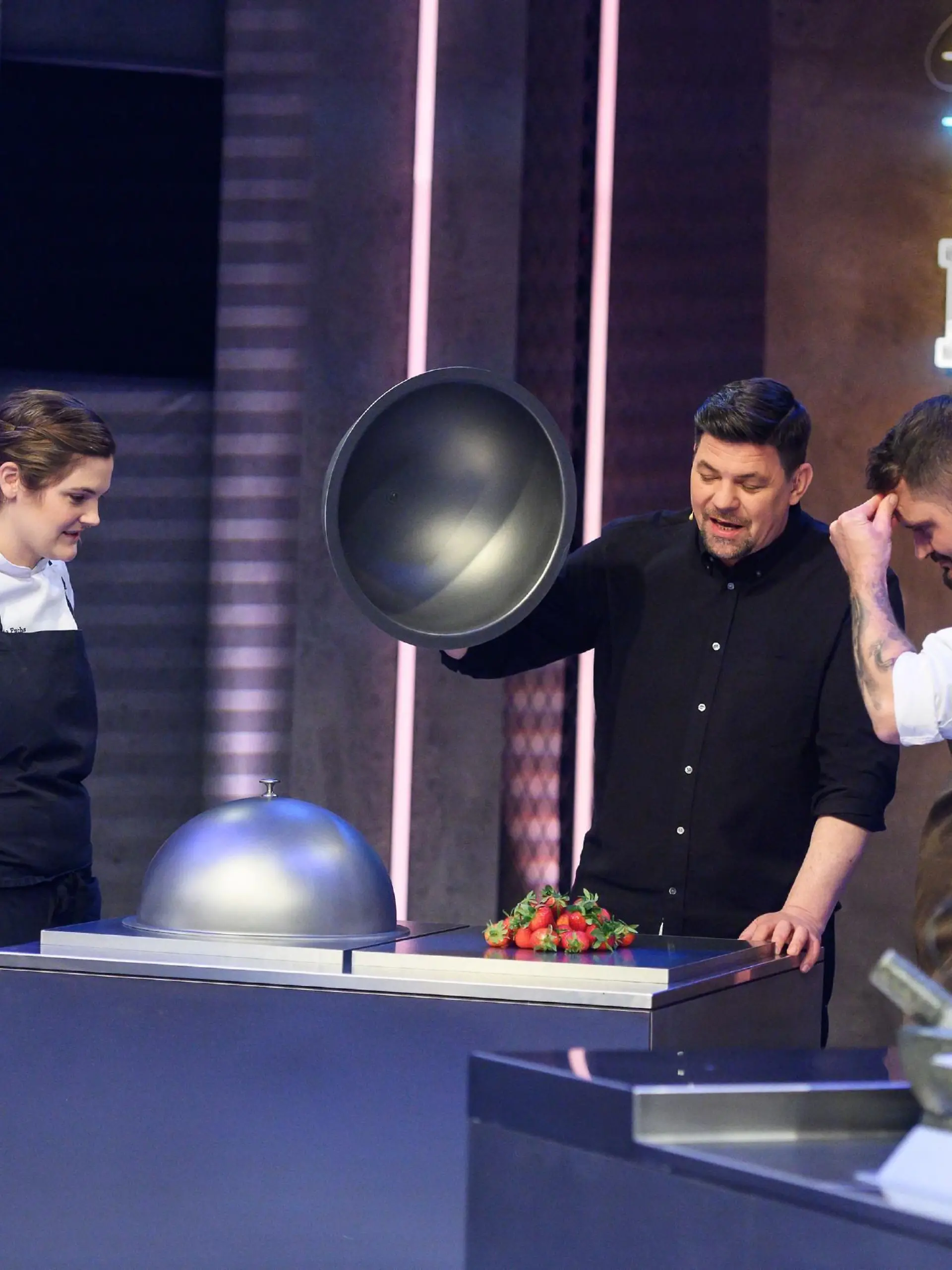 (v.l.) Viktoria Fuchs, Tim Mälzer und Alexander Wulf sind gespannt: Wer wird gewinnen?