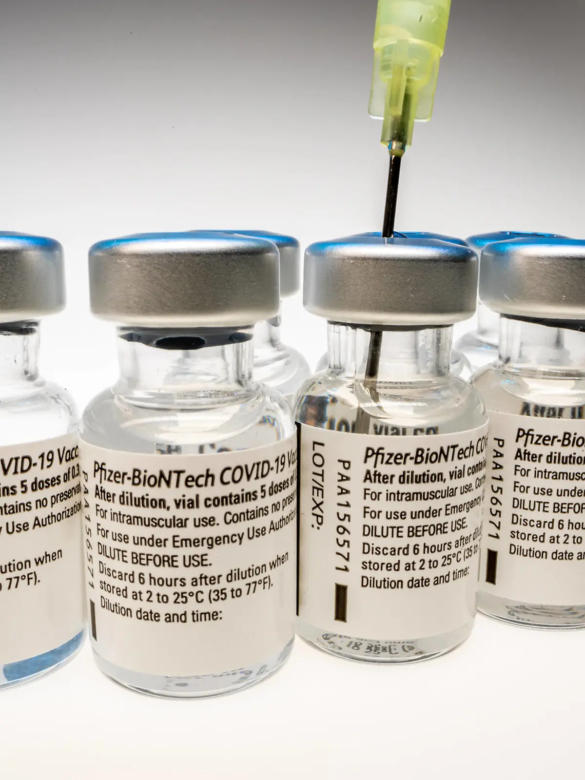  Cominarty BioNTech/Pfizer Impfstoff mit Spritze in einer Durchstechflasche und vielen weiteren Impfstoffflaschen. *** Cominarty BioNTech Pfizer vaccine with syringe in a vial and many other vaccine vials Copyright: xBEAUTIFULxSPORTS/KJPetersx
