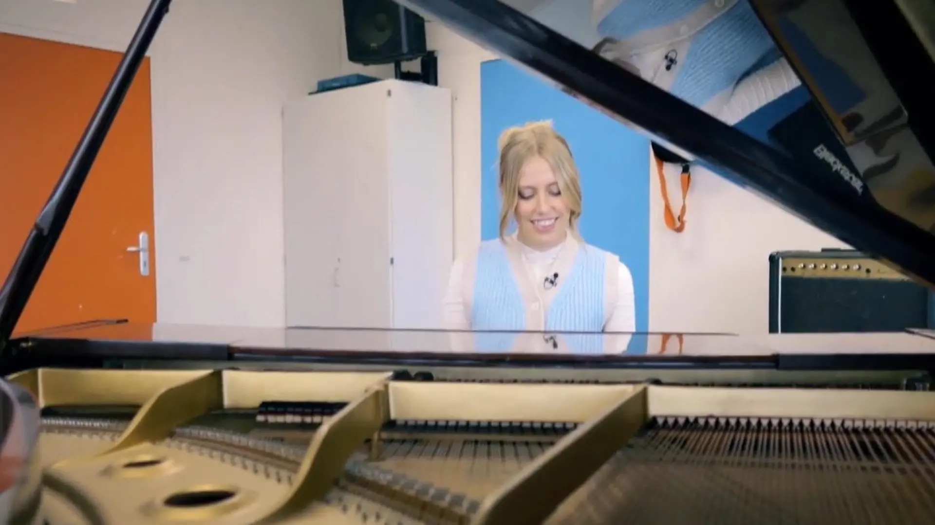 "Sing meinen Song"-Star LEA schwelgt in Erinnerungen: Der Flügel im Musikraum ihrer alten Schule hat für die Sängerin eine ganz besondere Bedeutung