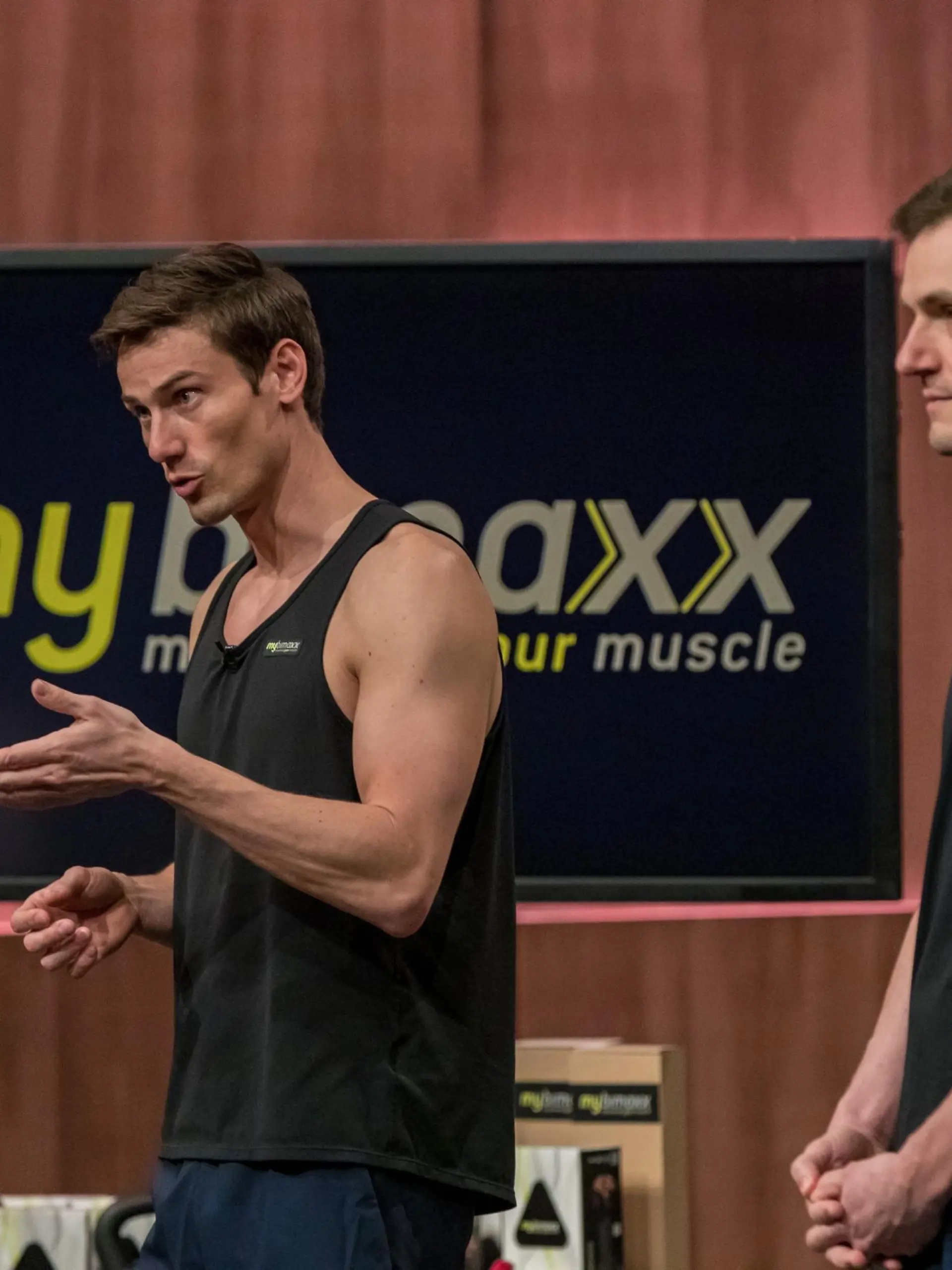 Bastian (r.) und Lukas Erdmann präsentieren mit _mybimaxx_ die Fitnessbandage für maximalen Muskelaufbau. Sie erhoffen sich ein Investment von 80.000 Euro für 25 Prozent der Anteile an ihrem Unternehmen.   Die Verwendung des sendungsbezogenen Materials ist nur mit dem Hinweis und Verlinkung auf TVNOW gestattet.
