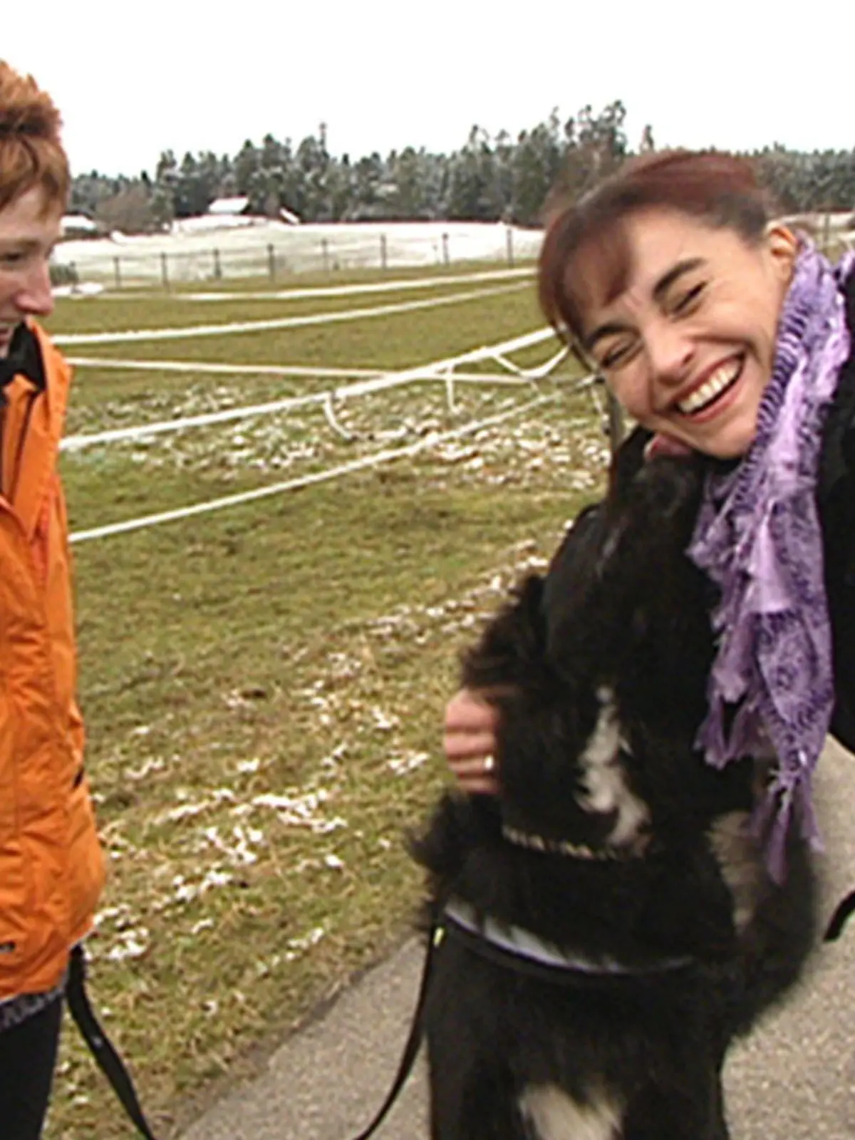 Diana Eichhorn begleitet Hundebesitzerin Heike Anhäuser beim Training  mit ihrem Hund zum Familienbeschützer.