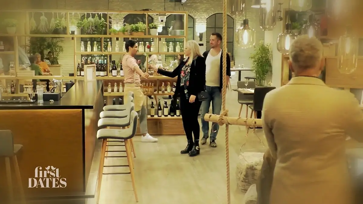 Hier der Rückblick: Nic gibt Singlelady Marie die Rose von Barbara.