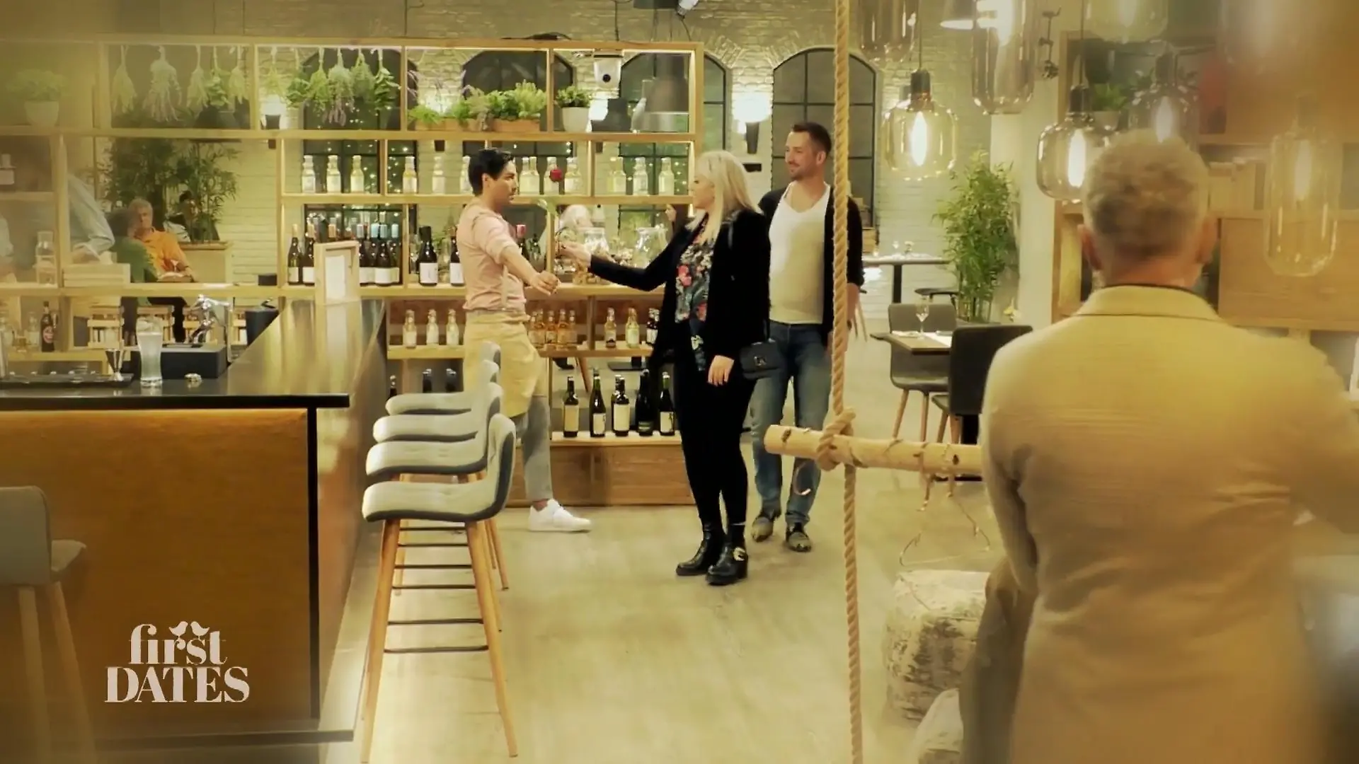 Hier der Rückblick: Nic gibt Singlelady Marie die Rose von Barbara.