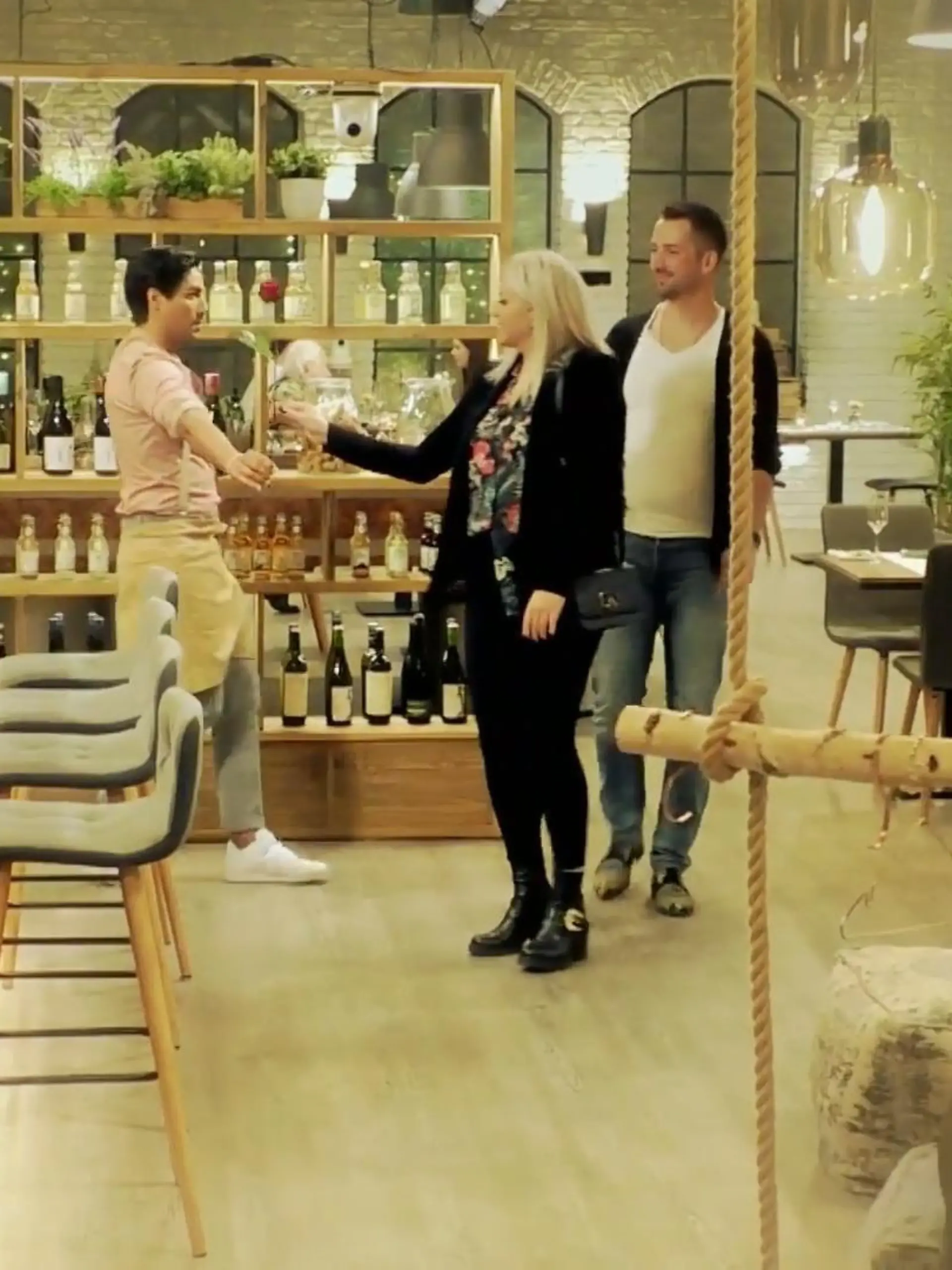 Hier der Rückblick: Nic gibt Singlelady Marie die Rose von Barbara.