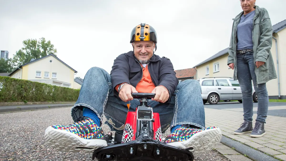 Jede Woche finden die Allestester eine neue, aufregende Lieferung eingepackt vor ihrer Haustüre, um sie auf Herz und Nieren zu testen. Hier testen Detlef und Nicole das Crazy-Cart...