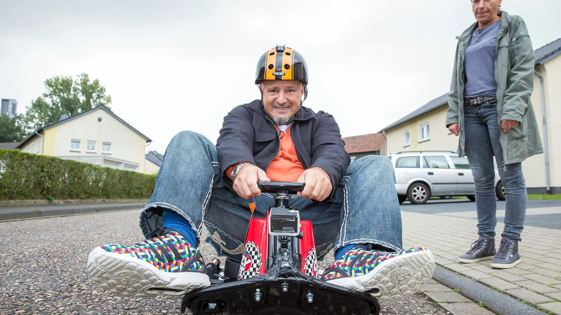 Jede Woche finden die Allestester eine neue, aufregende Lieferung eingepackt vor ihrer Haustüre, um sie auf Herz und Nieren zu testen. Hier testen Detlef und Nicole das Crazy-Cart...