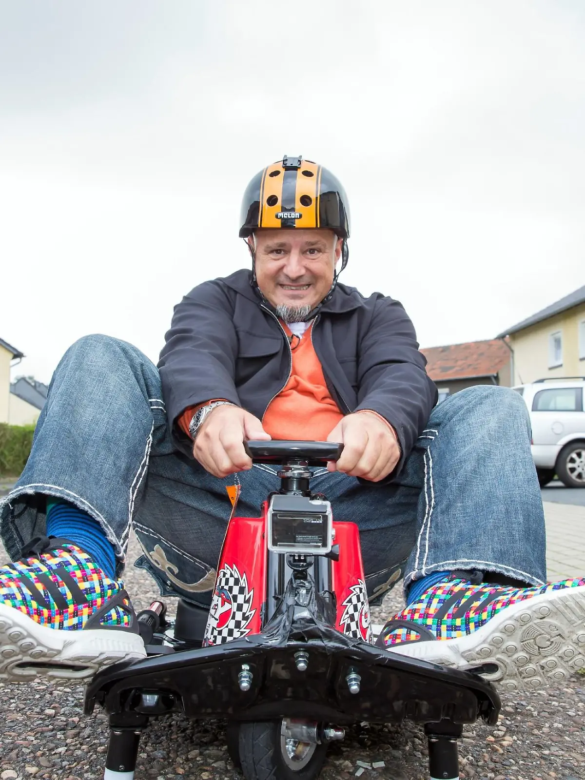 Jede Woche finden die Allestester eine neue, aufregende Lieferung eingepackt vor ihrer Haustüre, um sie auf Herz und Nieren zu testen. Hier testen Detlef und Nicole das Crazy-Cart...