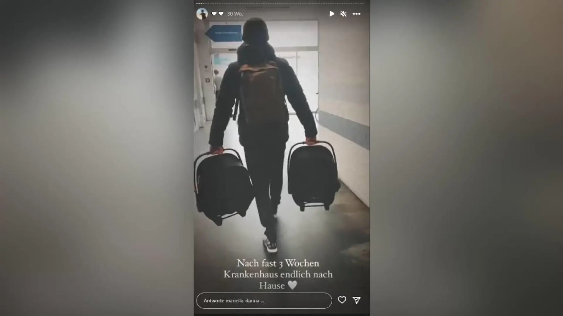 Nur einmal, als Mariella D'Auria mit ihren Babys das Krankenhaus verlassen durfte, postete sie ein Foto von ihrem Liebsten - allerdings von hinten.