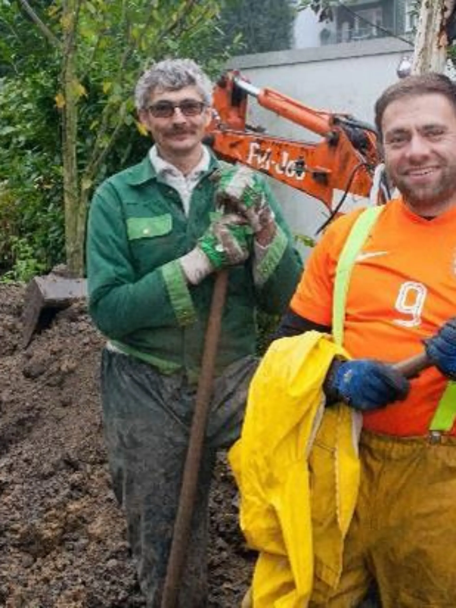 Ab ins Beet Landschaftsgrtner Ralf Dammach links und Kleingrtner Claus Foto VOX Tokee Bros