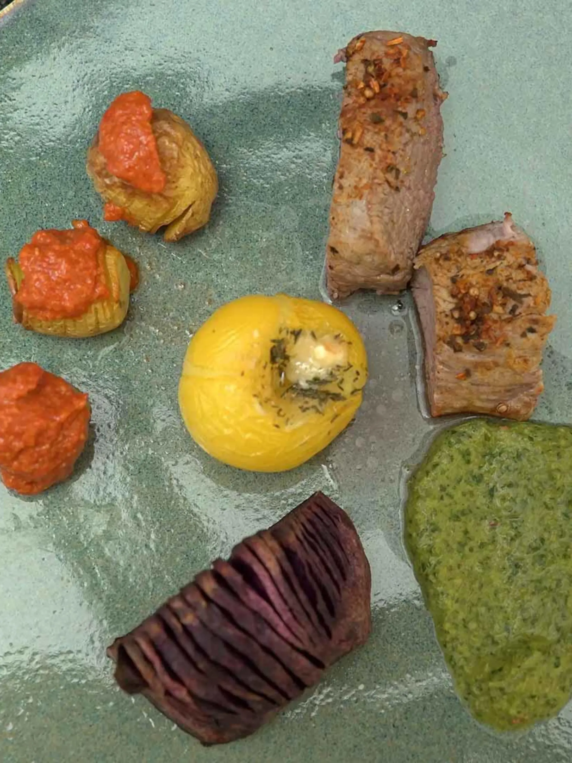 Das perfekte Dinner: Tiroler Milchkalbsfilet mit Ofentomaten, Fächerkartoffeln und Mojo - Christians Hauptspeise