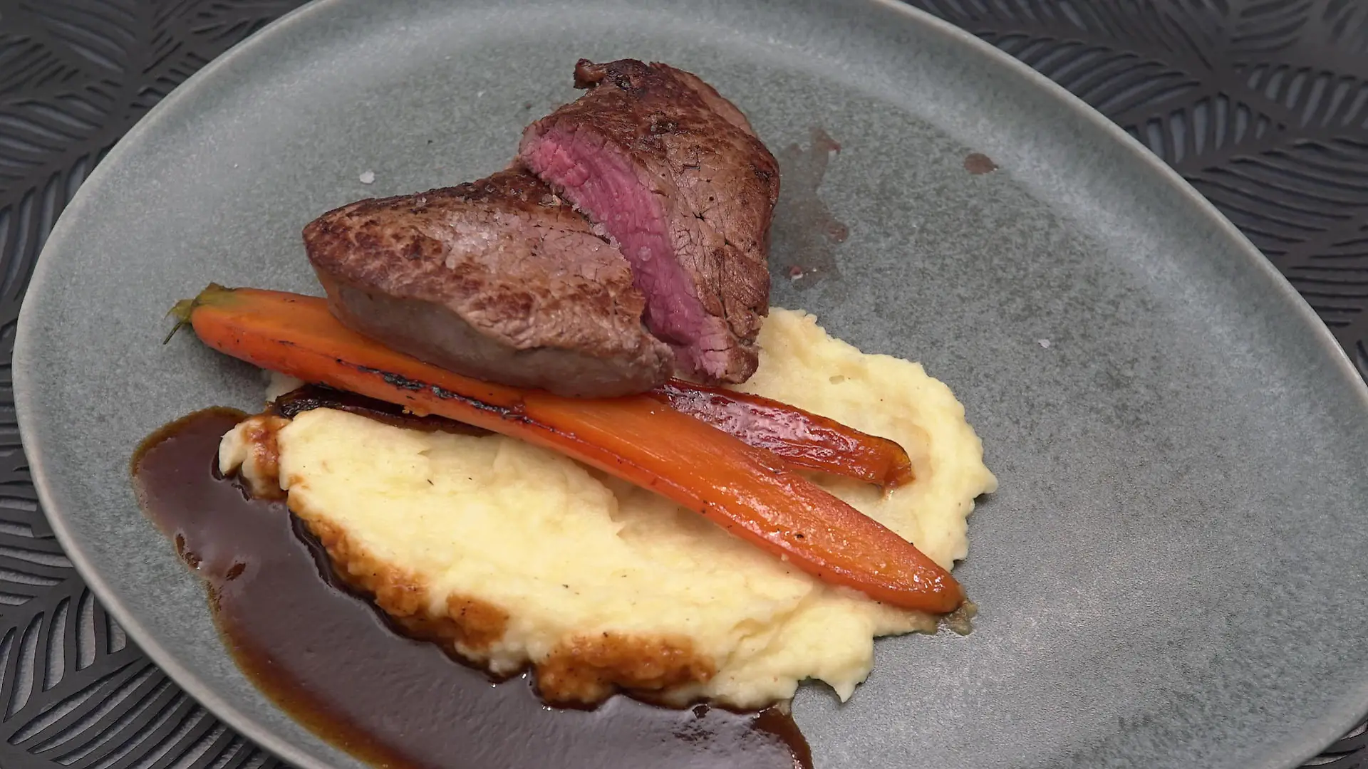Rinderfilet und Kartoffel-Selleriepüree mit karamellisierten Möhren