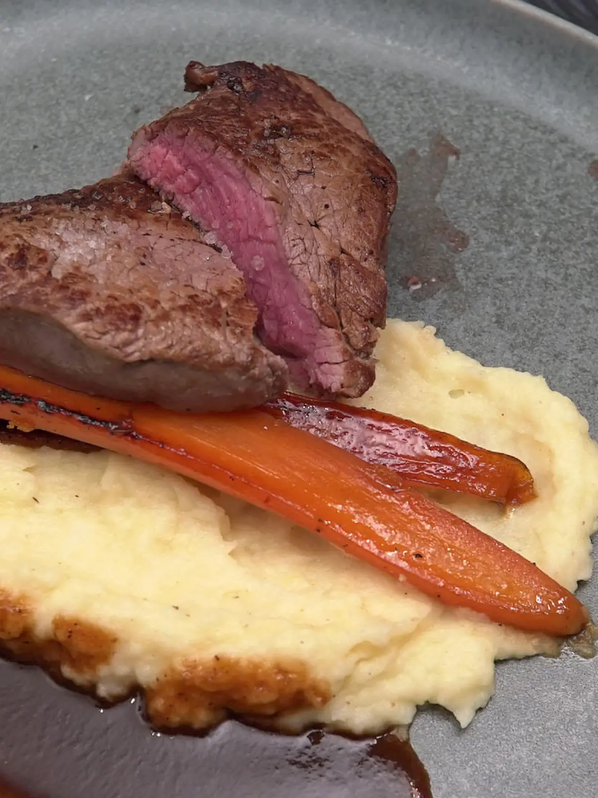 Rinderfilet und Kartoffel-Selleriepüree mit karamellisierten Möhren