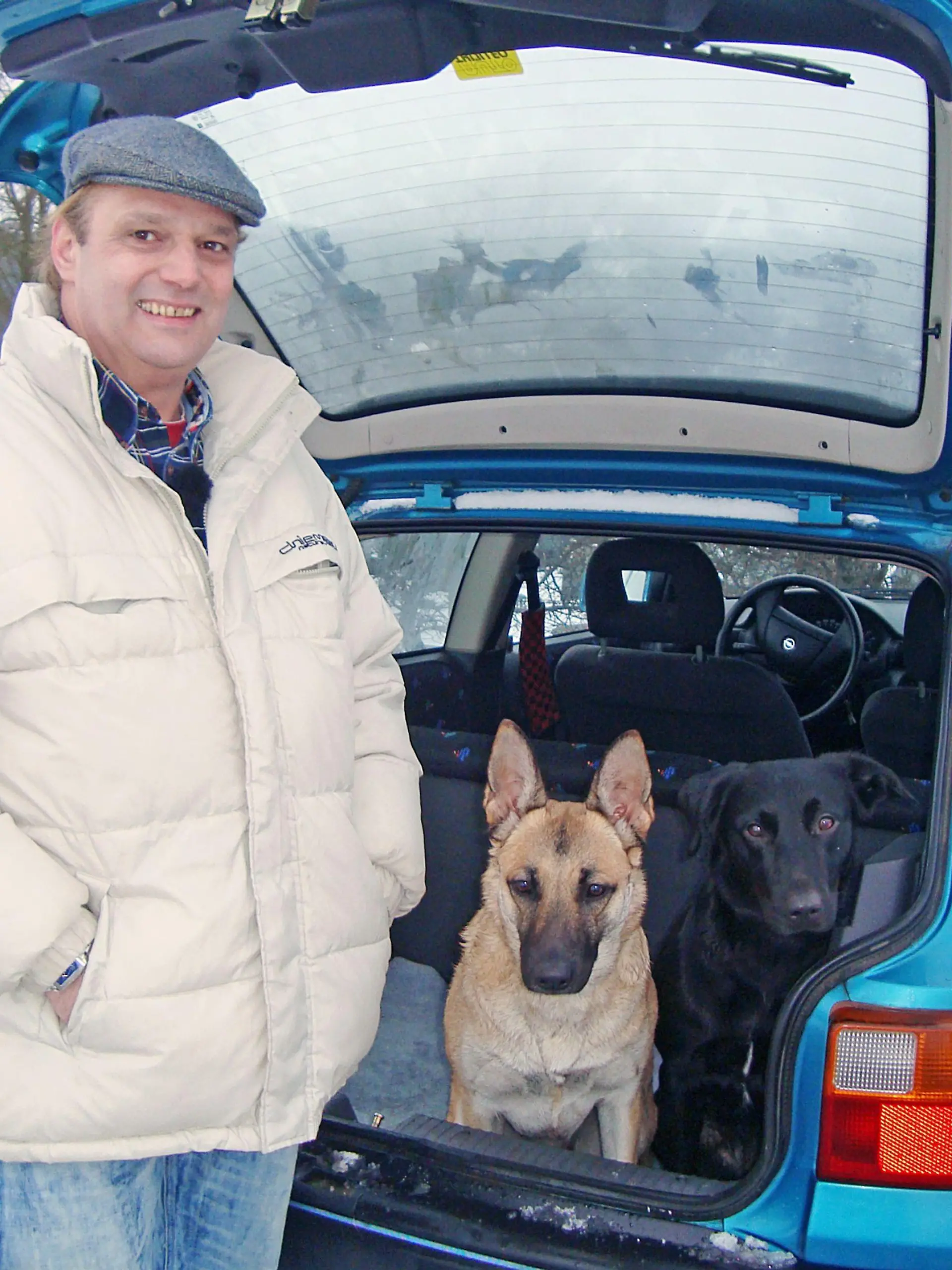 Ludwig Herzog und seine Hündinnen Labrador-Australian Shepherd-Mix Leyla und Malinoir-Mix Kiara.
