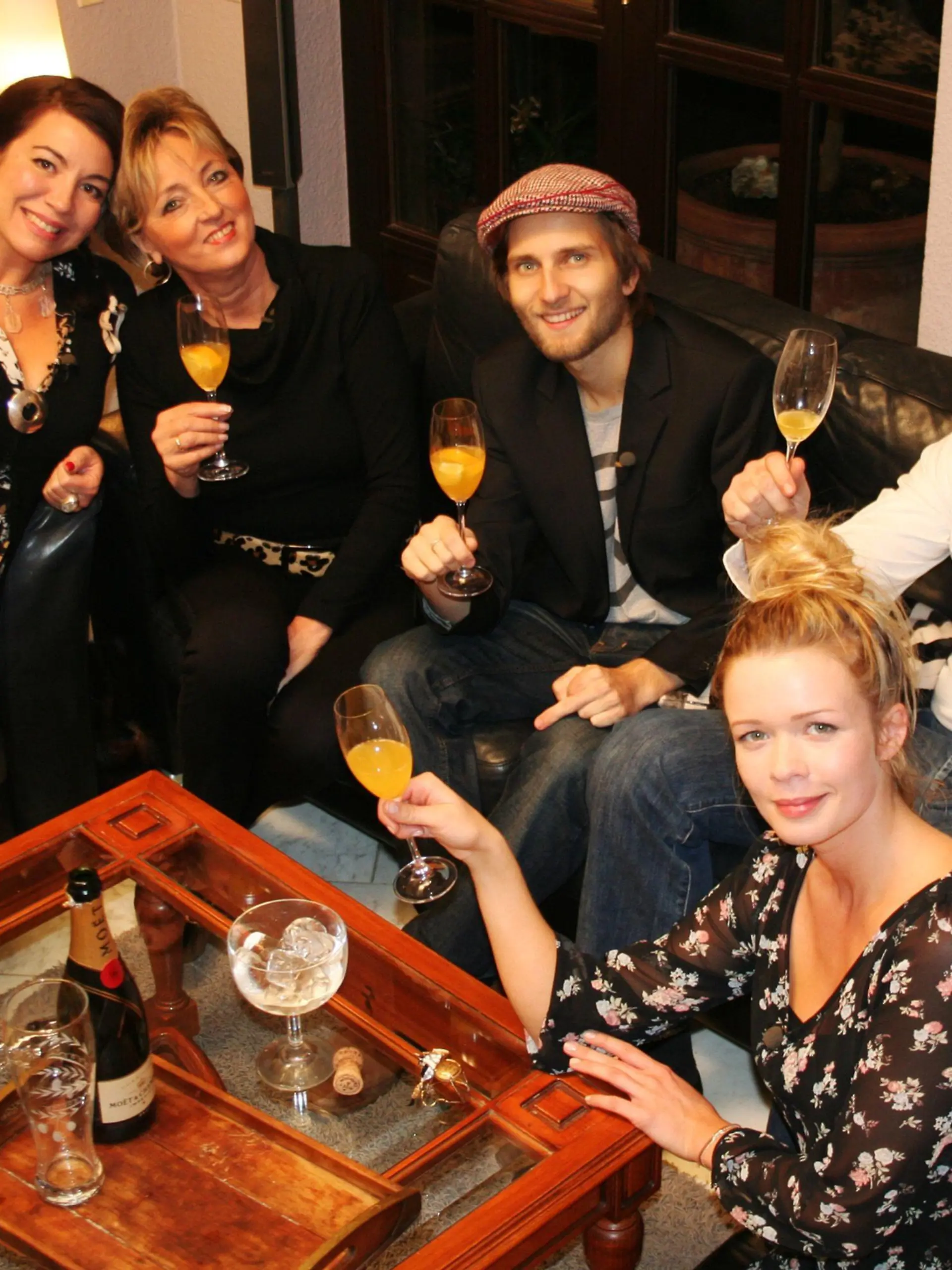 Hoch die Gläser! Ein letztes Mal trifft die heitere Runde aus Mainz zum Dinner-Abend zusammen. V.l.: Murielle (40), Henny (61), Hans (23), Thomas (36) und Gastgeberin Sina (25)