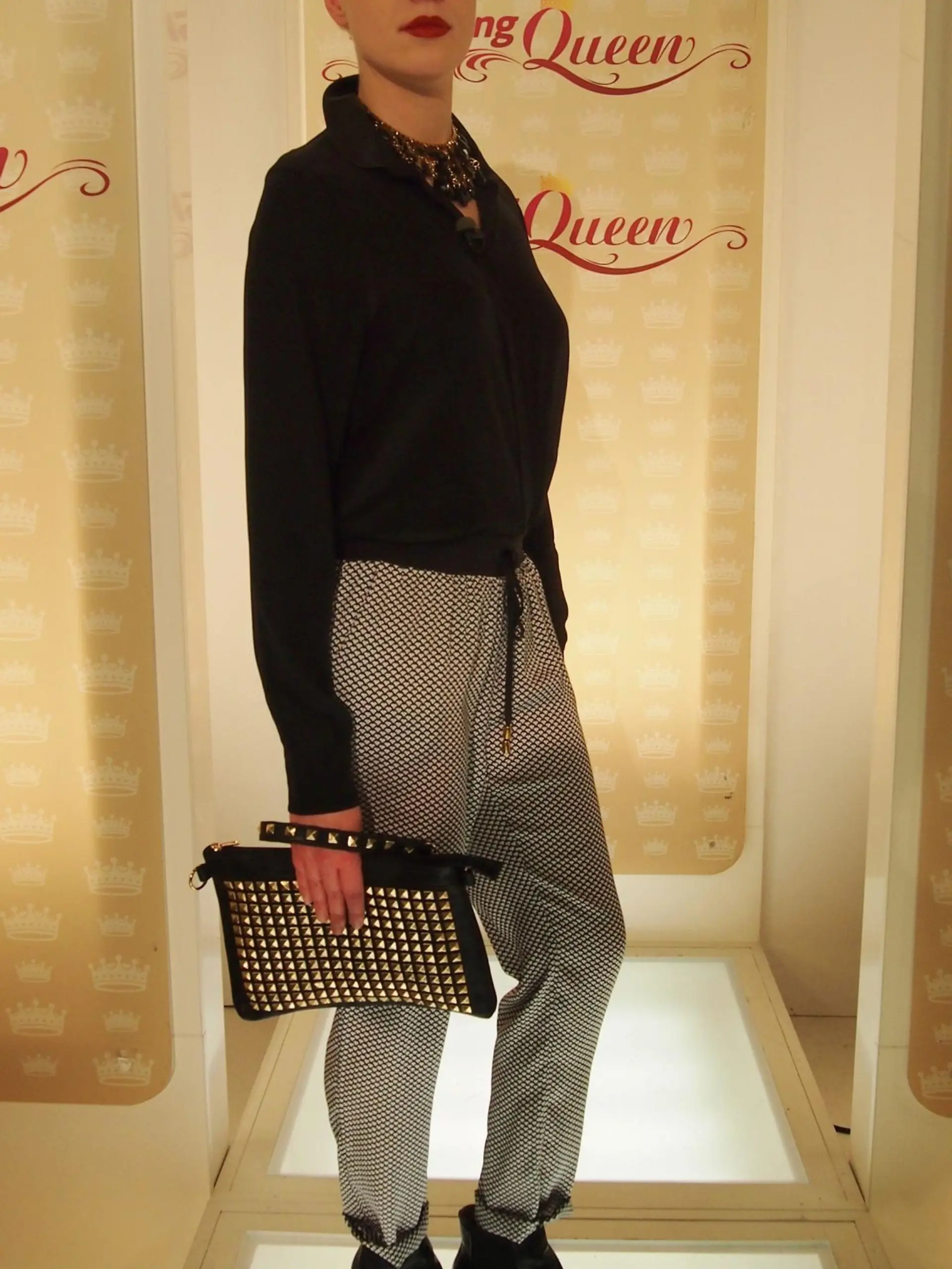 Kandidatin Olivia präsentiert auf dem "Shopping Queen"-Laufsteg ihr Outfit, mit dem sie "einen Mann um den Finger wickeln" will.