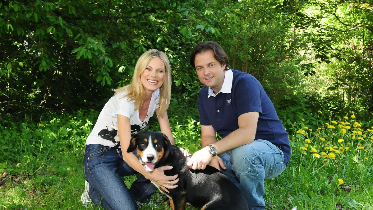 NINA RUGE mit Hund LUPO und Hundeprofi MARTIN RUETTER  auf der Wiese - VOX "Der VIP Hundeprofi" in Muenchen am 08.05.2009
Copyright: VOX/P.O.A./Sigi Jantz