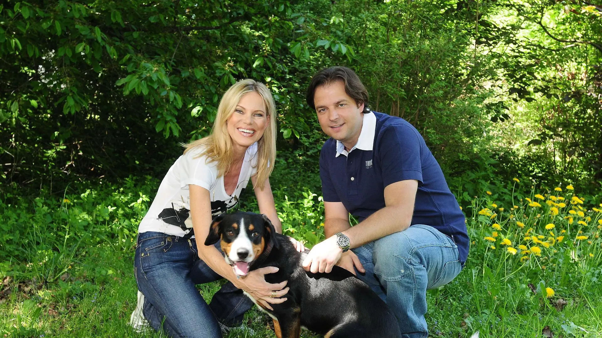 NINA RUGE mit Hund LUPO und Hundeprofi MARTIN RUETTER auf der Wiese - VOX "Der VIP Hundeprofi" in Muenchen am 08.05.2009
Copyright: VOX/P.O.A./Sigi Jantz