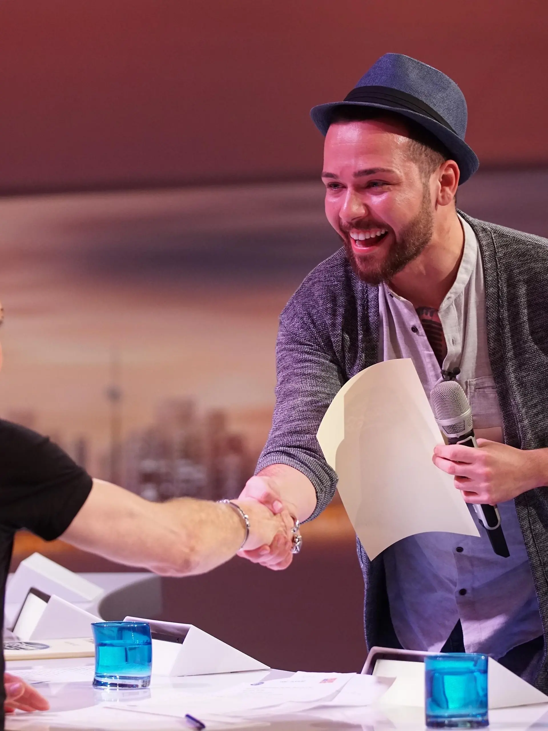 Riesenfreude bei Alexandros Liopiaris aus Nürnberg. Die Jury schickt ihn in den Recall.
