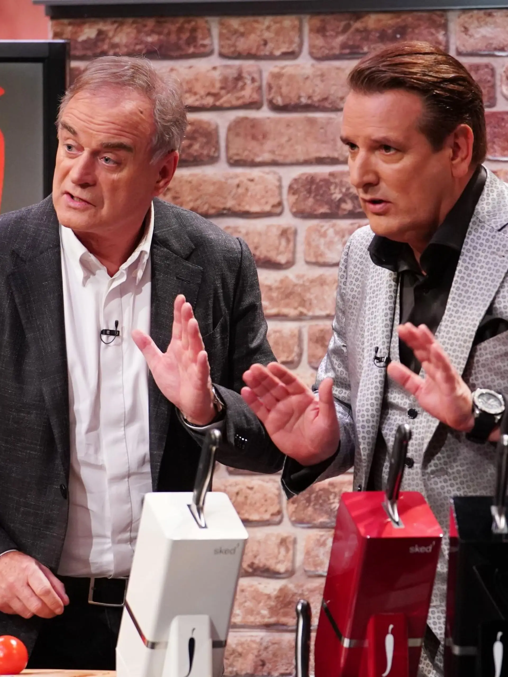 Die "Löwen" Dr. Georg Kofler (l.) und Ralf Dümmel nehmen den schärfenden Messerblock von "sked" genau unter die Lupe.

Die Verwendung des sendungsbezogenen Materials ist nur mit dem Hinweis und Verlinkung auf TVNOW gestattet.