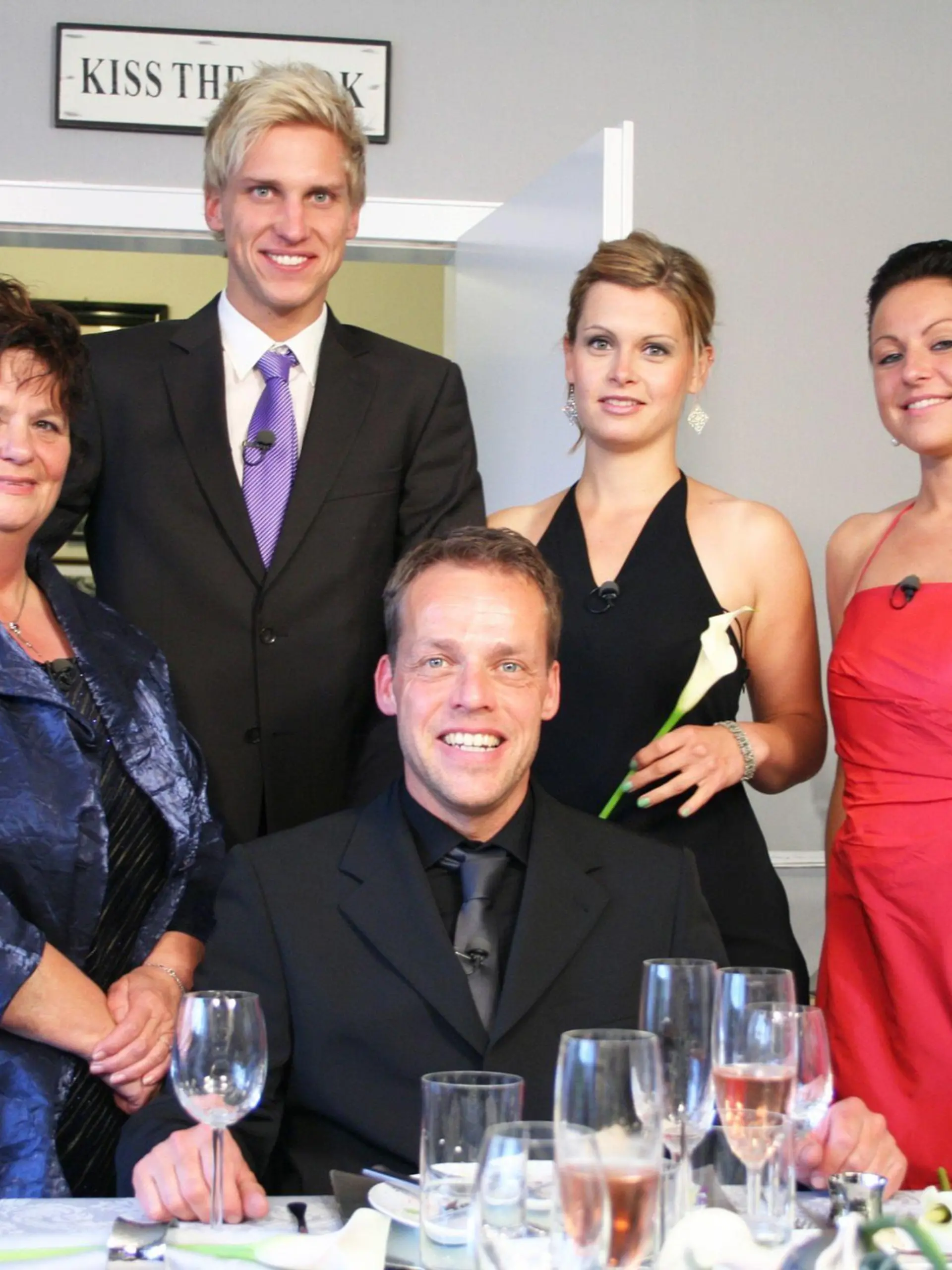 V.l.: Ludmilla (59), Sven (21), Gastgeber Horst (45), Dorothea (30) und Karolina (27) verstehen sich blendend!