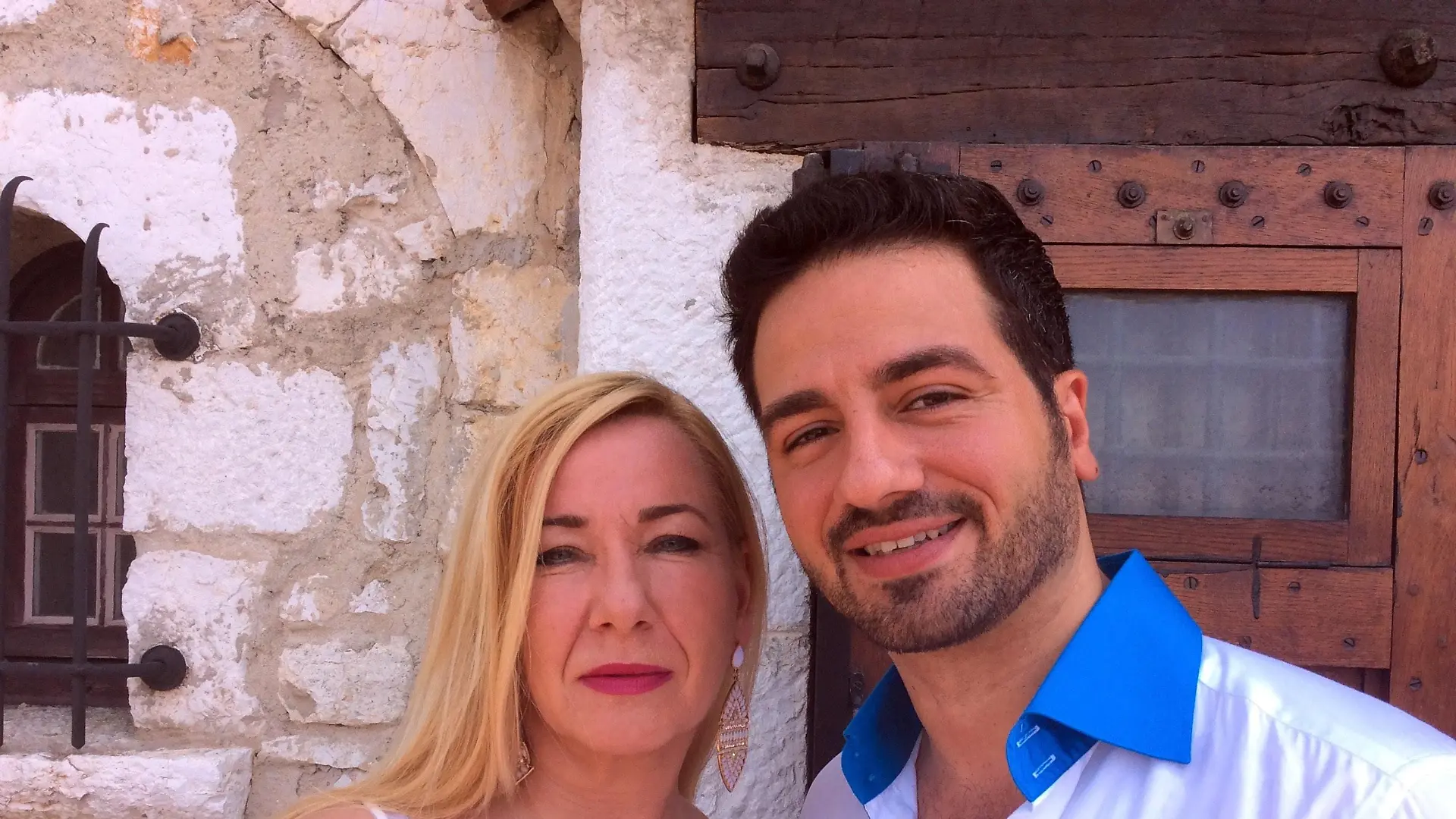 Malek Obeid entwirft und produziert hochwertige Herrenhemden. Gemeinsam mit Freundin Gabi macht sich der Jungdesigner auf ins gelobte Land: Malek will, dass Monacos Luxus-Läden seine Hemden listen.