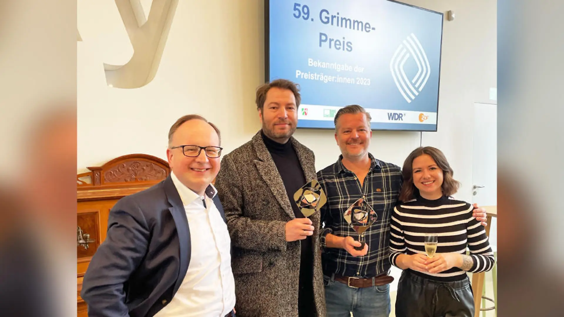 Sie freuen sich über die Grimme-Preise: v.l. Ulrich Klugius (VOX), Sascha Gröhl (Produzent und Regisseur), André Dietz (Schauspieler und Mentor), Laura Pelzer (VOX)