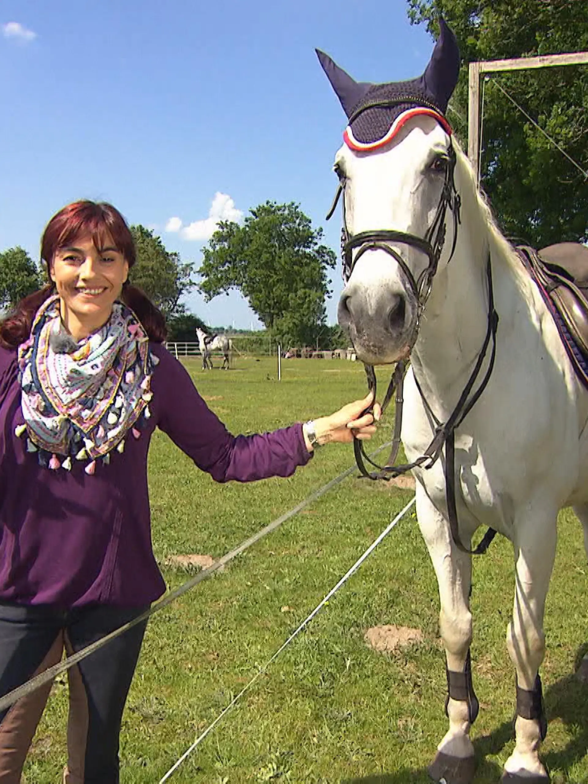TG2 - Ringreiten - VOX - hundkatzemaus-Reporterin Diana Eichhorn zeigt was man alles fr das Ringreiten bentigt