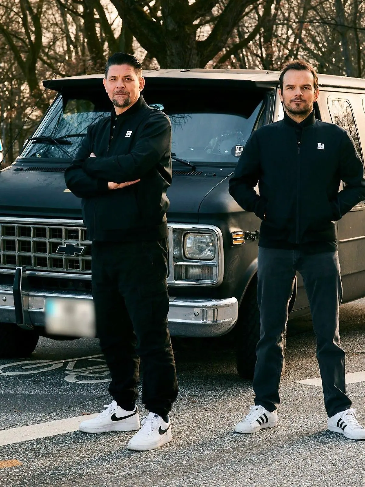Tim Mälzer (l.) und Steffen Henssler

Die Verwendung des sendungsbezogenen Materials ist nur mit dem Hinweis und Verlinkung auf RTL+ gestattet.