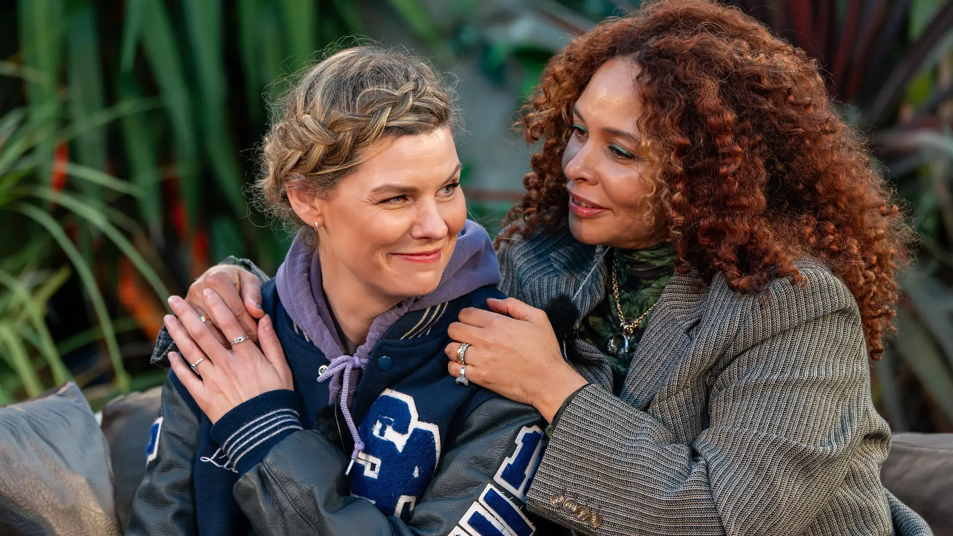 Eva Briegel, Joy Denalane (r.)
+++ Die Verwendung des sendungsbezogenen Materials ist nur mit dem Hinweis und Verlinkung auf RTL+ gestattet. +++