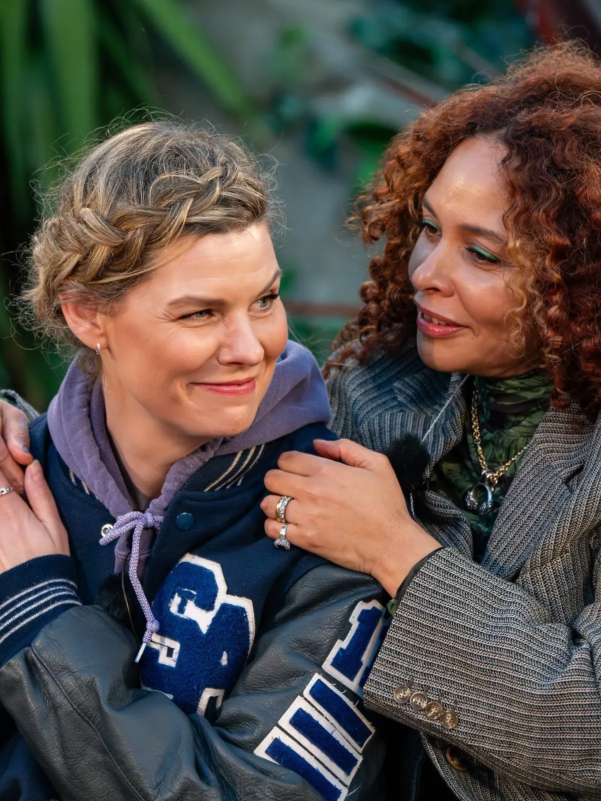 Eva Briegel, Joy Denalane (r.)

+++ Die Verwendung des sendungsbezogenen Materials ist nur mit dem Hinweis und Verlinkung auf RTL+ gestattet. +++