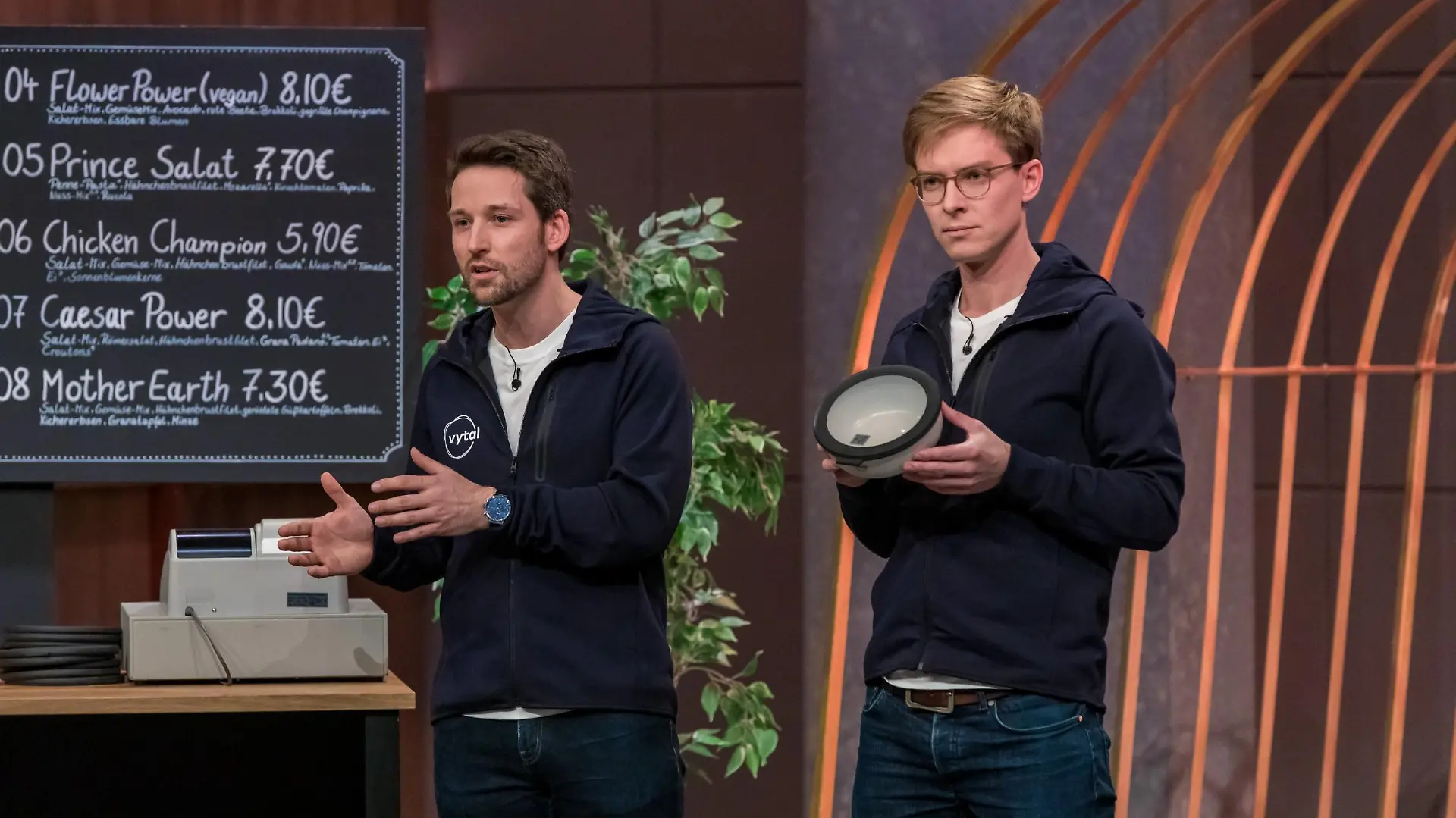 Tim Breker (l.) und Sven Witthöft präsentieren mit "Vytal" Verpackungssharing für Take Away und Lieferessen. Sie erhoffen sich ein Investment von 450.000 Euro für 10 Prozent der Anteile an ihrem Unternehmen. Die Verwendung des sendungsbezogenen Materials ist nur mit dem Hinweis und Verlinkung auf TVNOW gestattet.