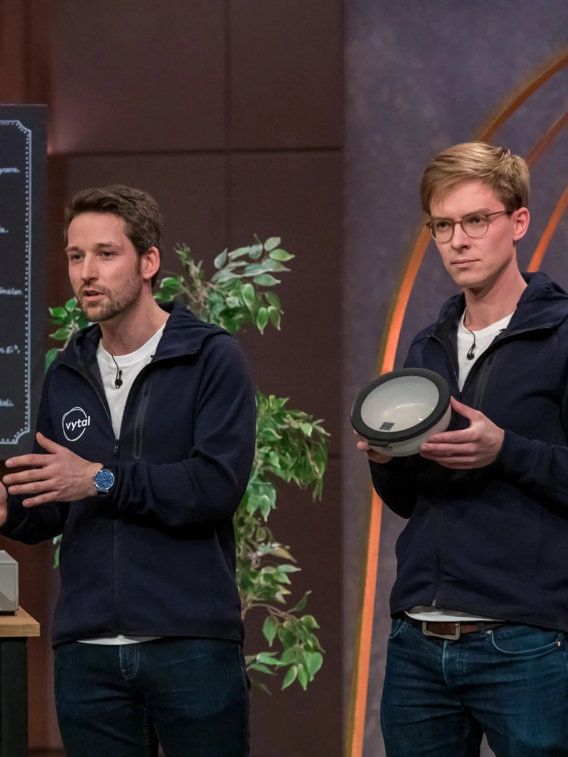 Tim Breker (l.) und Sven Witthöft präsentieren mit "Vytal" Verpackungssharing für Take Away und Lieferessen. Sie erhoffen sich ein Investment von 450.000 Euro für 10 Prozent der Anteile an ihrem Unternehmen.  Die Verwendung des sendungsbezogenen Materials ist nur mit dem Hinweis und Verlinkung auf TVNOW gestattet.