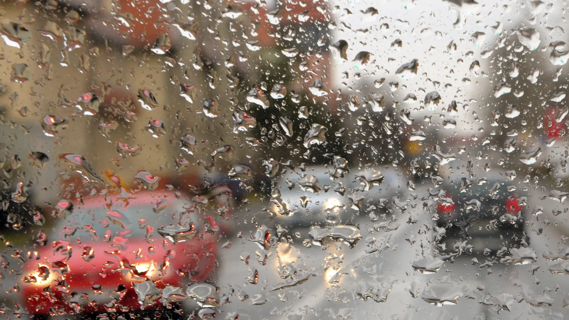 Bei strömendem Regen herrscht am Donnerstag (26.02.2009) nahe Pirna in Sachsen dichter Verkehr auf einer Straße, fotografiert durch eine Windschutzscheibe. Das Wetter soll in den nächsten Tagen wechselhaft und regnerisch bleiben. Foto: Ralf Hirschberger/lsn +++(c) dpa - Report+++