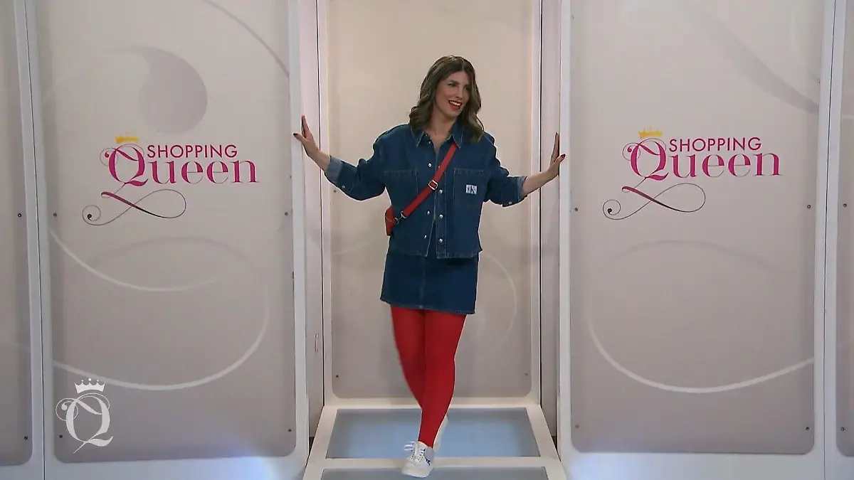 „Shopping Queen“-Kandidatin Zoi präsentiert ihren Look samt Diebstahlsicherung am linken Schuh