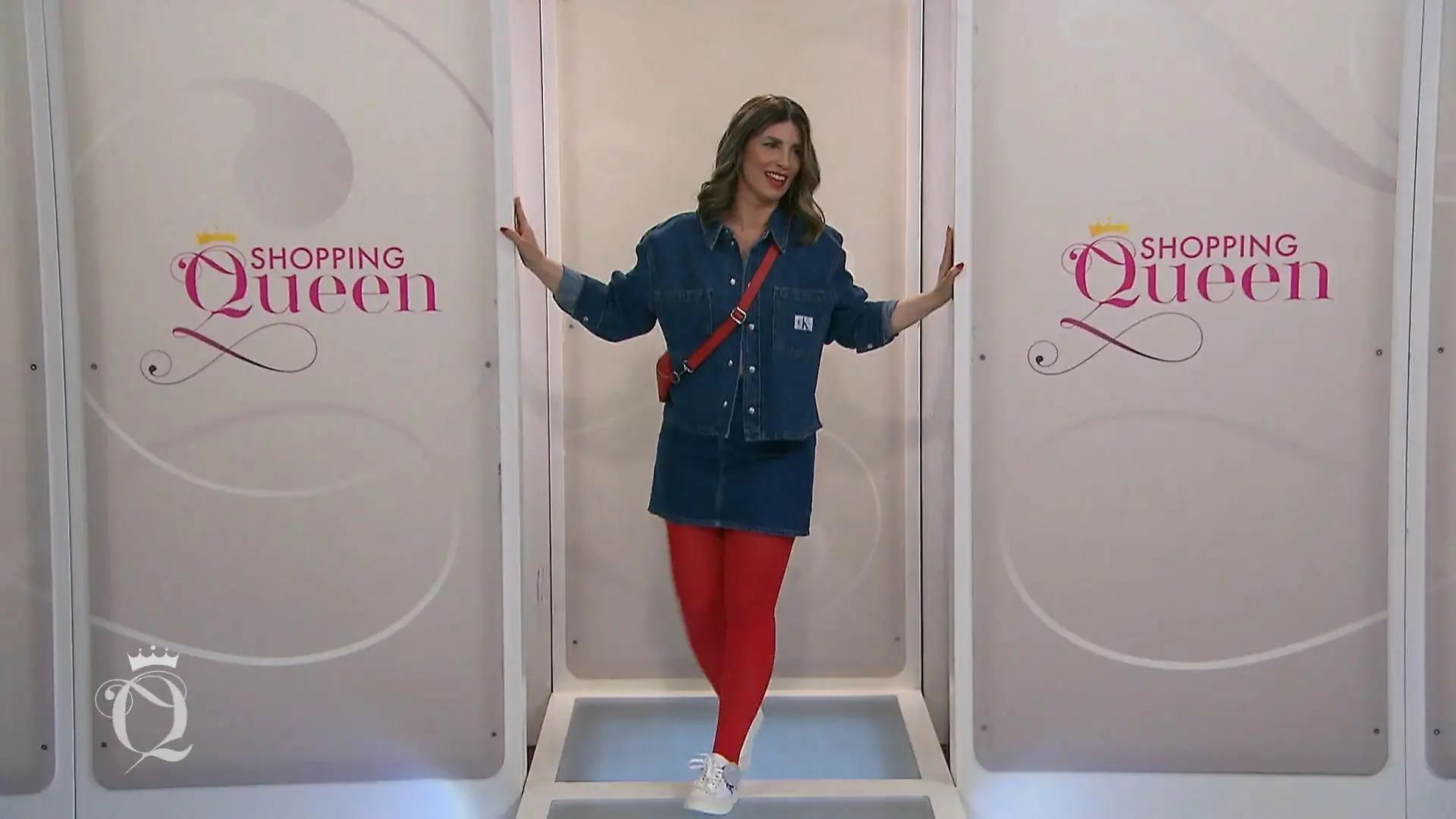 „Shopping Queen“-Kandidatin Zoi präsentiert ihren Look samt Diebstahlsicherung am linken Schuh