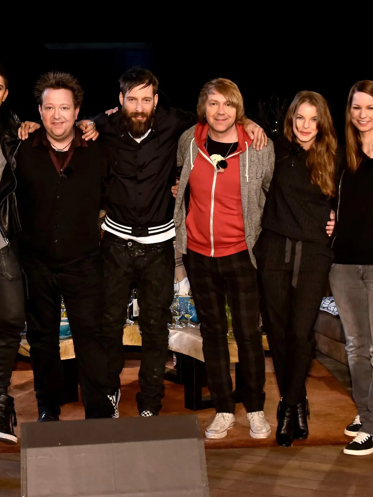 V.l.: Xavier Naidoo, Andreas Bourani, Sebastian Krumbiegel von 'Die Prinzen', Daniel Wirtz, Tobias Künzel von 'Die Prinzen', Yvonne Catterfeld, Christina Stürmer und 'PUR'- Sänger Hartmut Engler.