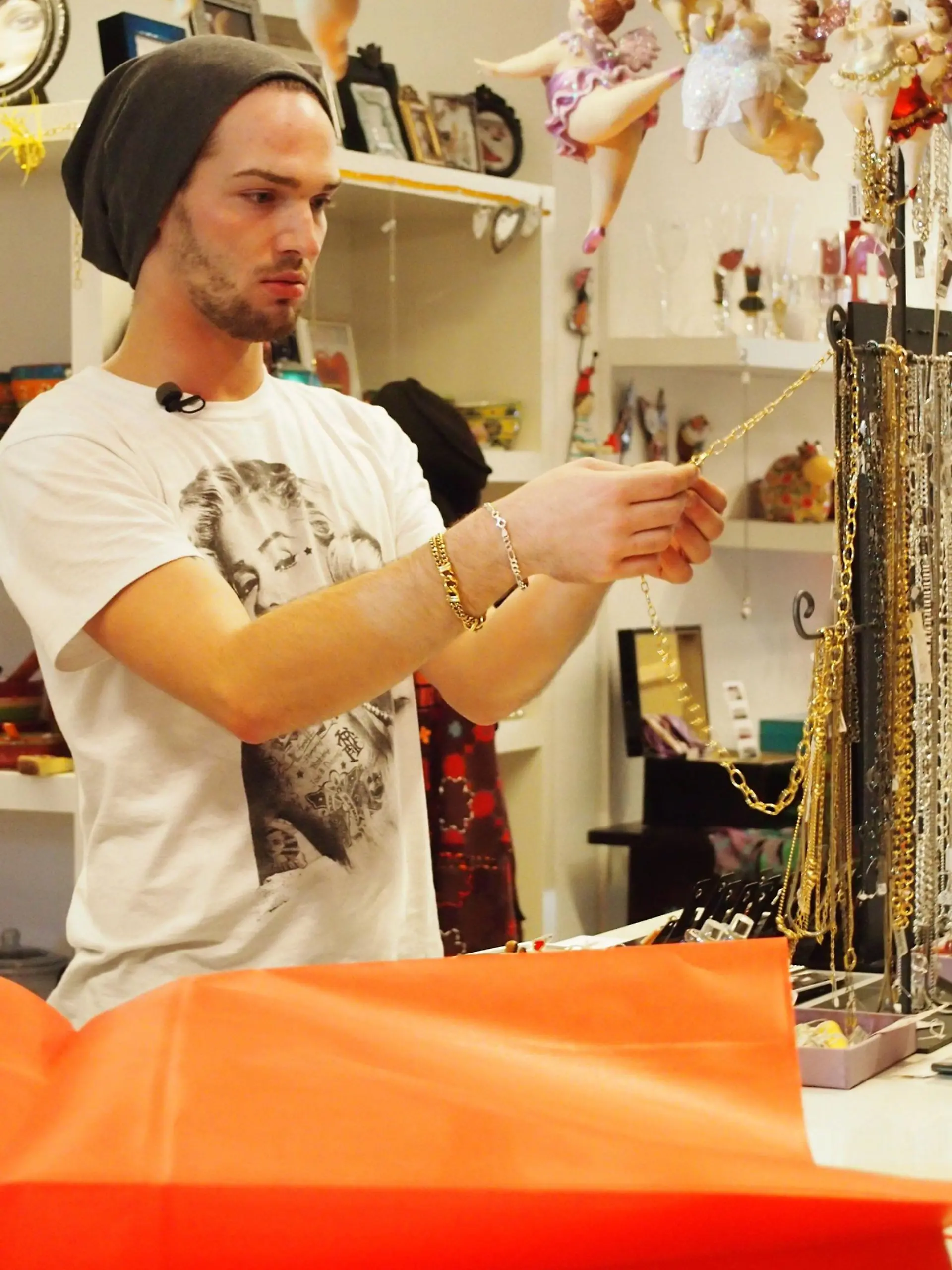 Kandidat Patrick sucht noch das passende Accessoire zu seiner Lieblingstasche! Wird er diese Woche die Shopping Queen?
