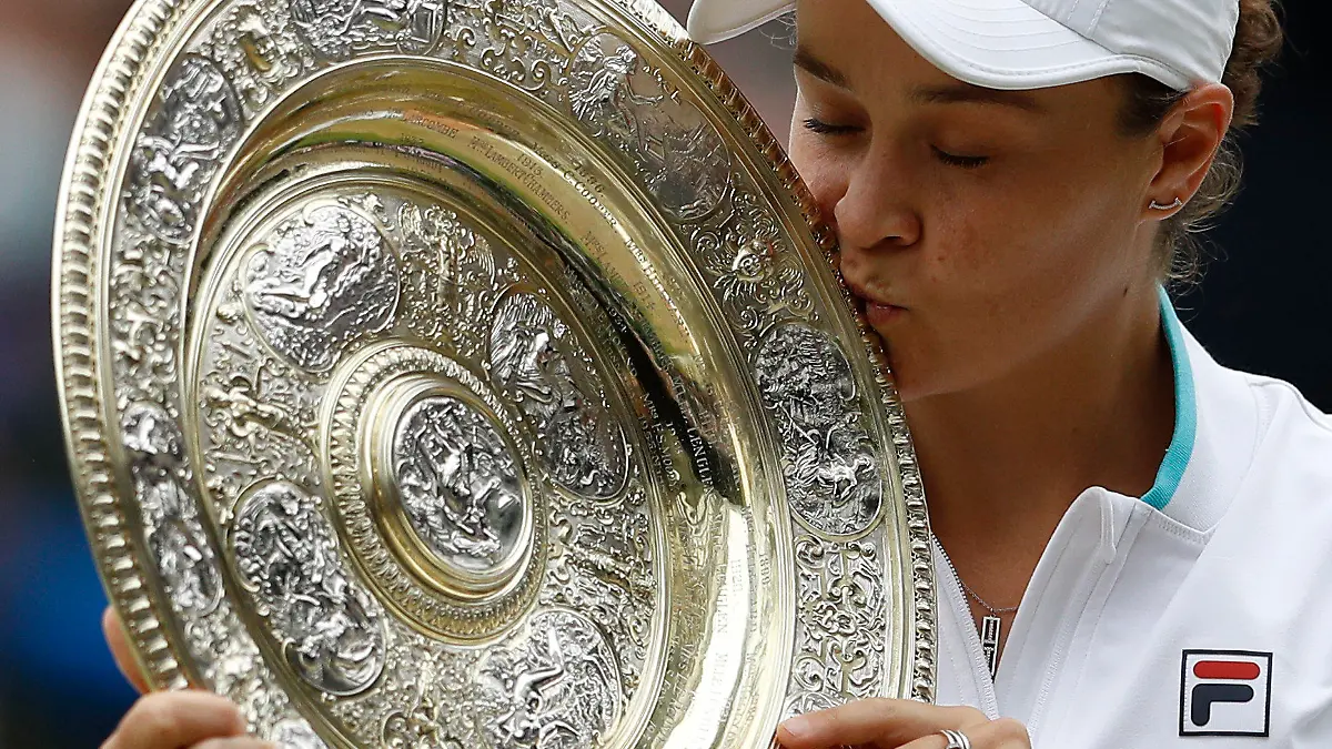 10.07.2021, Großbritannien, London: Tennis: Grand Slam, Wimbledon, WTA-Tour, Einzel, Damen, Finale, Barty (Australien) - Pliskova (Tschechien). Siegerin Ashleigh Barty küsst die Trophäe. Die Australierin hat zum ersten Mal das Tennis-Turnier von Wimbledon gewonnen. Foto: Pete Nichols/Pool Reuters/AP/dpa +++ dpa-Bildfunk +++