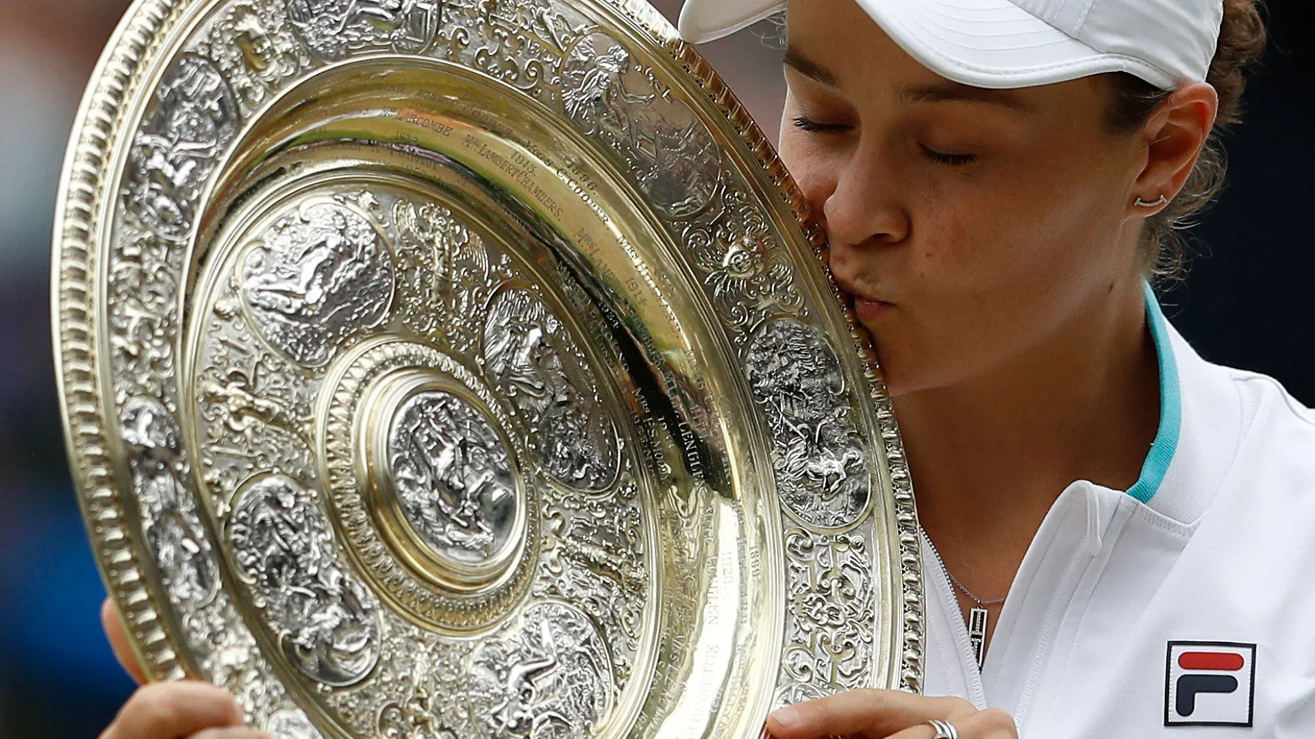 10.07.2021, Großbritannien, London: Tennis: Grand Slam, Wimbledon, WTA-Tour, Einzel, Damen, Finale, Barty (Australien) - Pliskova (Tschechien). Siegerin Ashleigh Barty küsst die Trophäe. Die Australierin hat zum ersten Mal das Tennis-Turnier von Wimbledon gewonnen. Foto: Pete Nichols/Pool Reuters/AP/dpa +++ dpa-Bildfunk +++