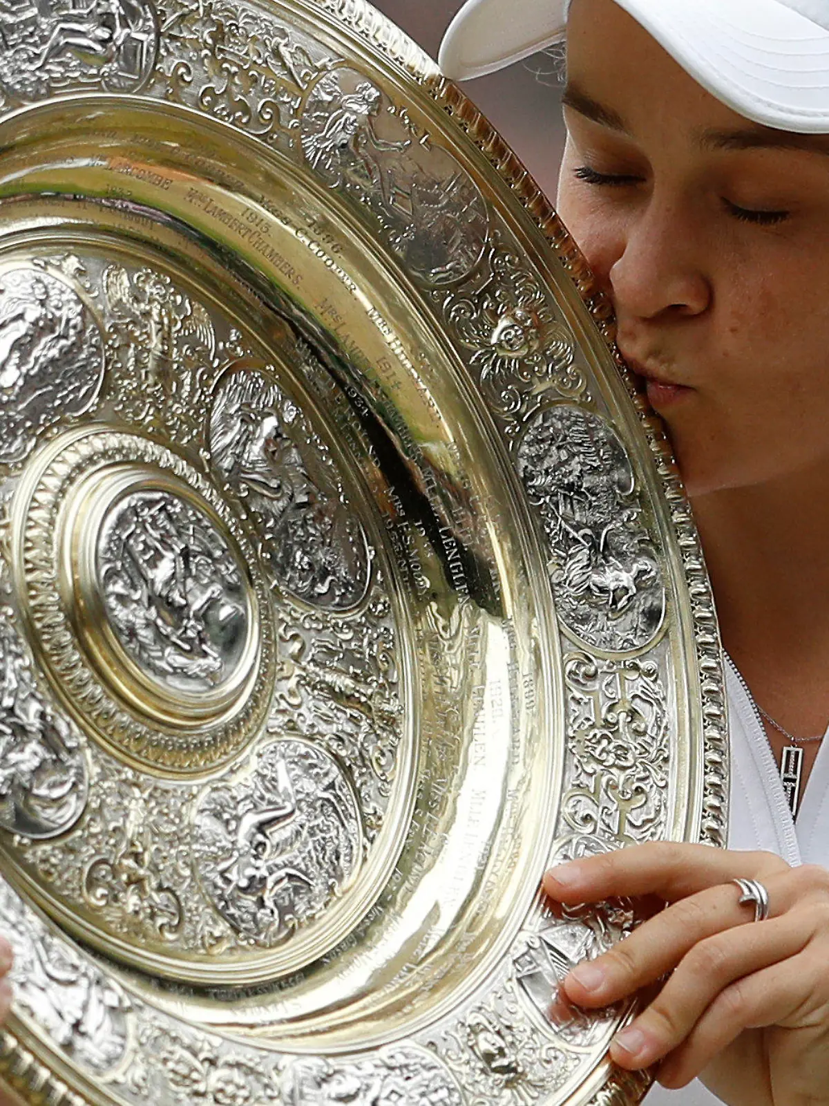 10.07.2021, Großbritannien, London: Tennis: Grand Slam, Wimbledon, WTA-Tour, Einzel, Damen, Finale, Barty (Australien) - Pliskova (Tschechien). Siegerin Ashleigh Barty küsst die Trophäe. Die Australierin hat zum ersten Mal das Tennis-Turnier von Wimbledon gewonnen. Foto: Pete Nichols/Pool Reuters/AP/dpa +++ dpa-Bildfunk +++