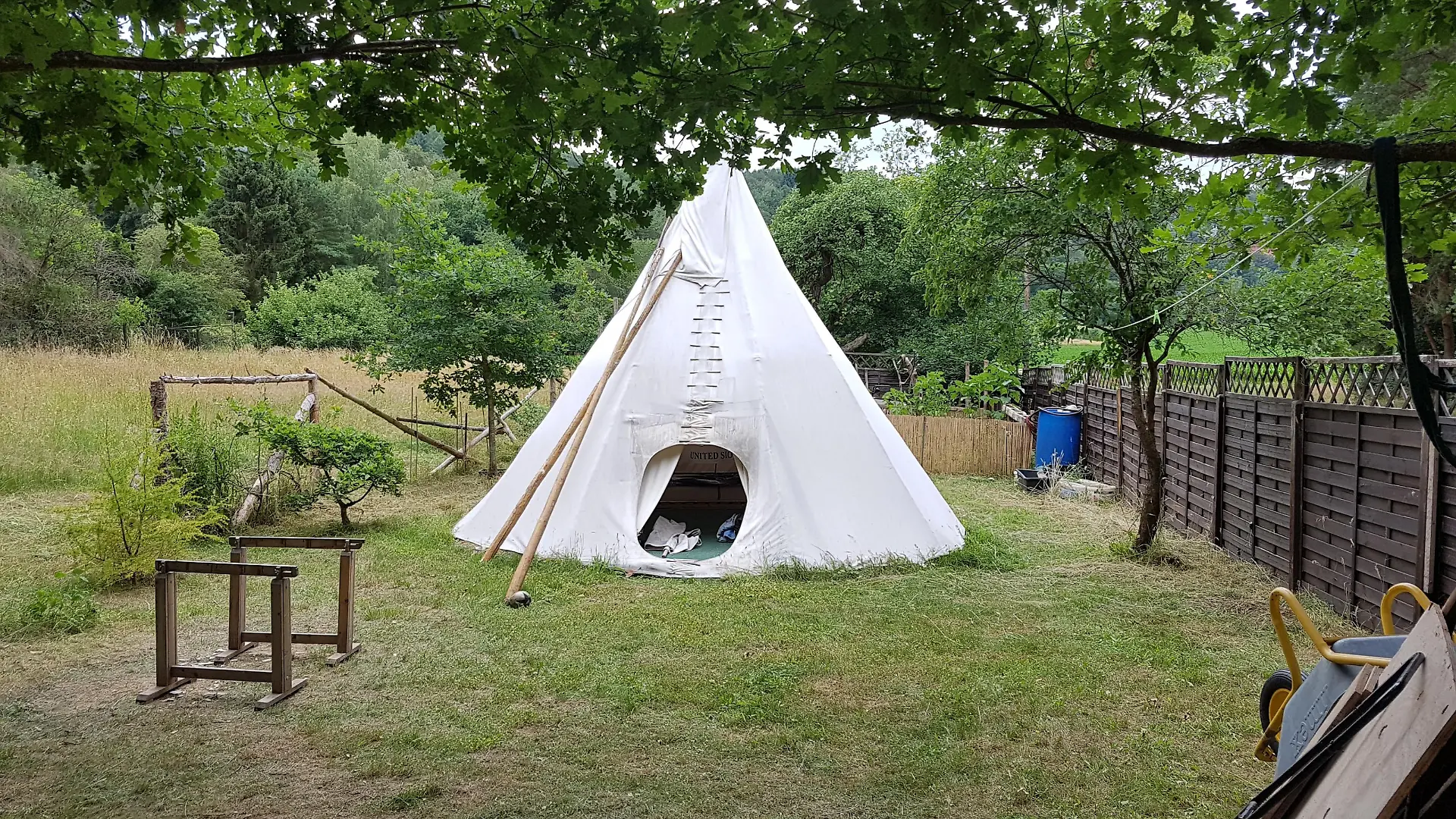 "First Dates Hotel"-Kandidat Uwe lebt nicht nur in seinem Wohnwagen, sondern auch in seinem eigenen Tipi.