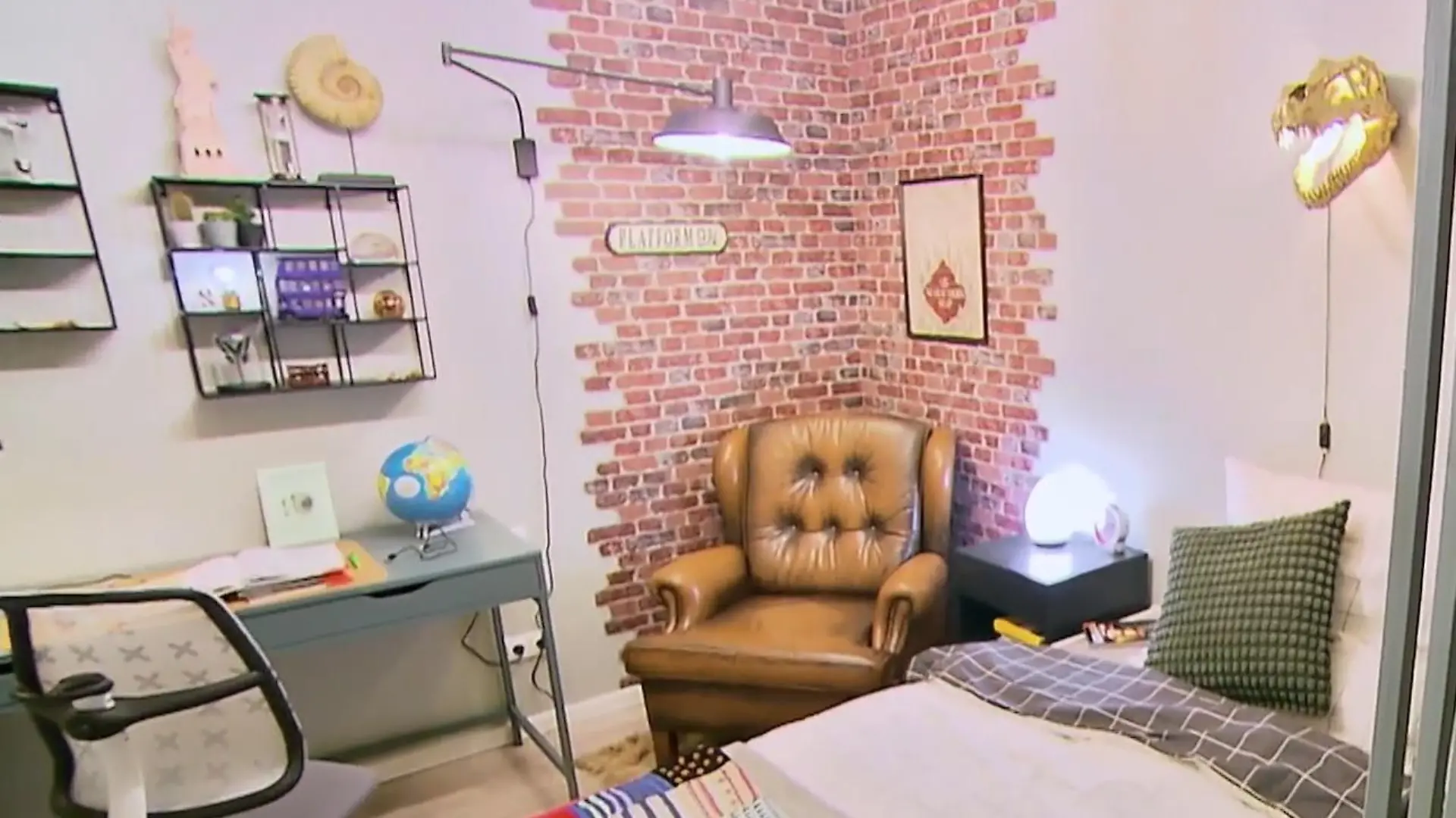 Die Dekoprofis: Eine supercoole Zimmerecke mit Ledersessel und einer Wand in Ziegelstein-Optik lädt zum Lesen oder Chillen ein.