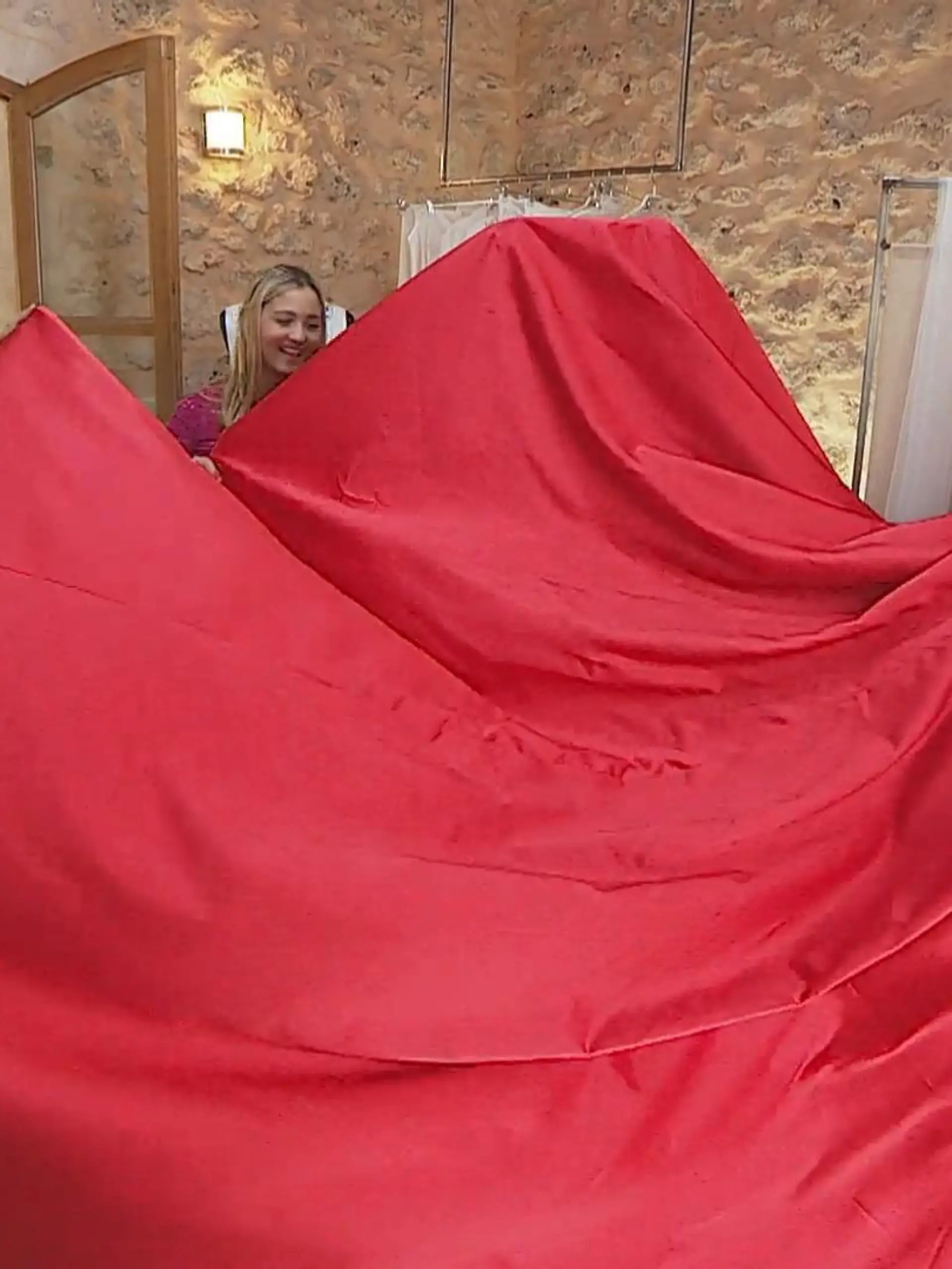 Mehr Rot passt definitiv nicht auf das Bild