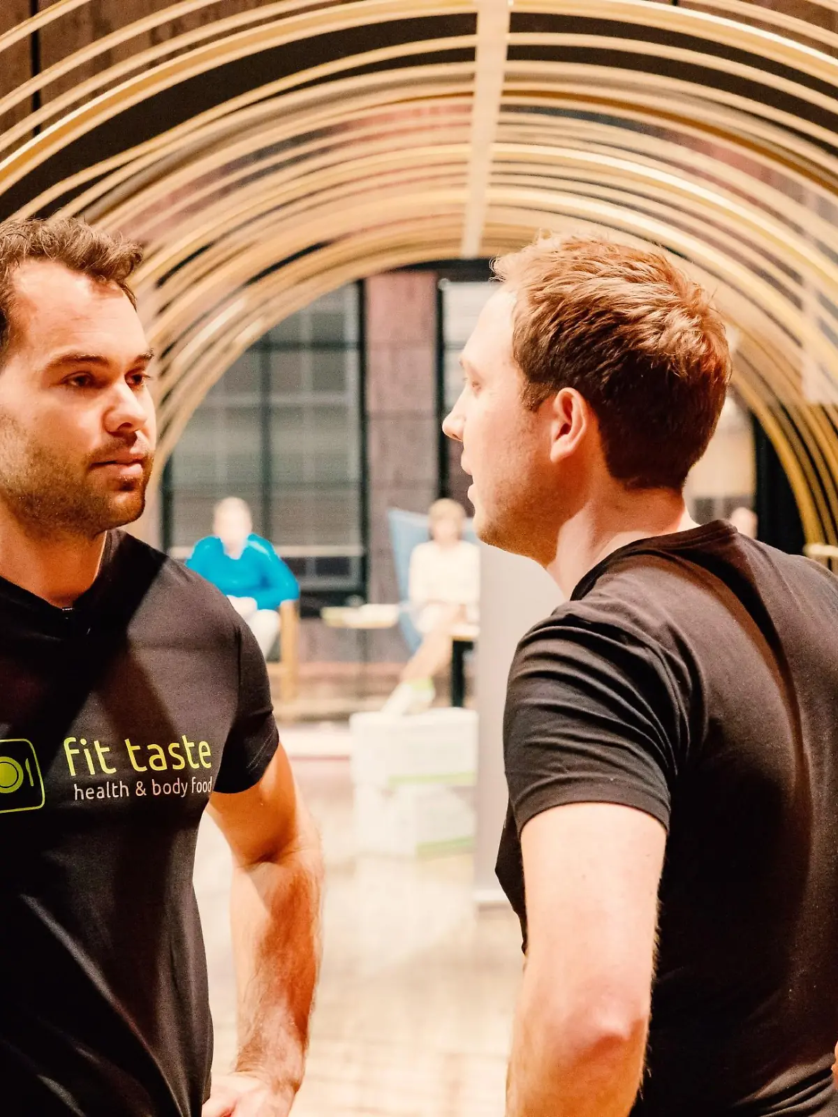 Konstantin (l.) und Benjamin Ladwein aus Trier überlegen, ob sie das Angebot von Frank Thelen für "fit taste" annehmen sollen.