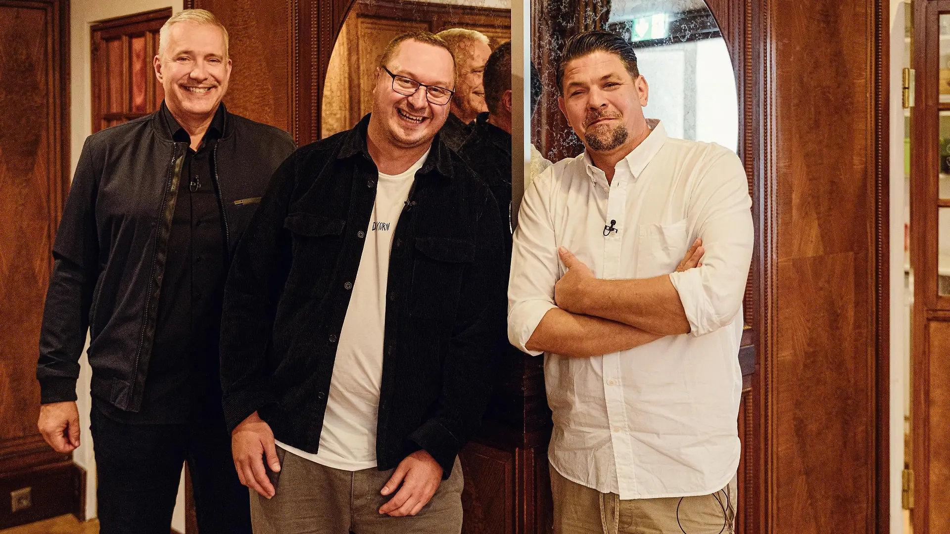 V.l.: Alexander Hermann, Tobias Bätz, Tim Mälzer
+++ Die Verwendung des sendungsbezogenen Materials ist nur mit dem Hinweis und Verlinkung auf RTL+ gestattet. +++