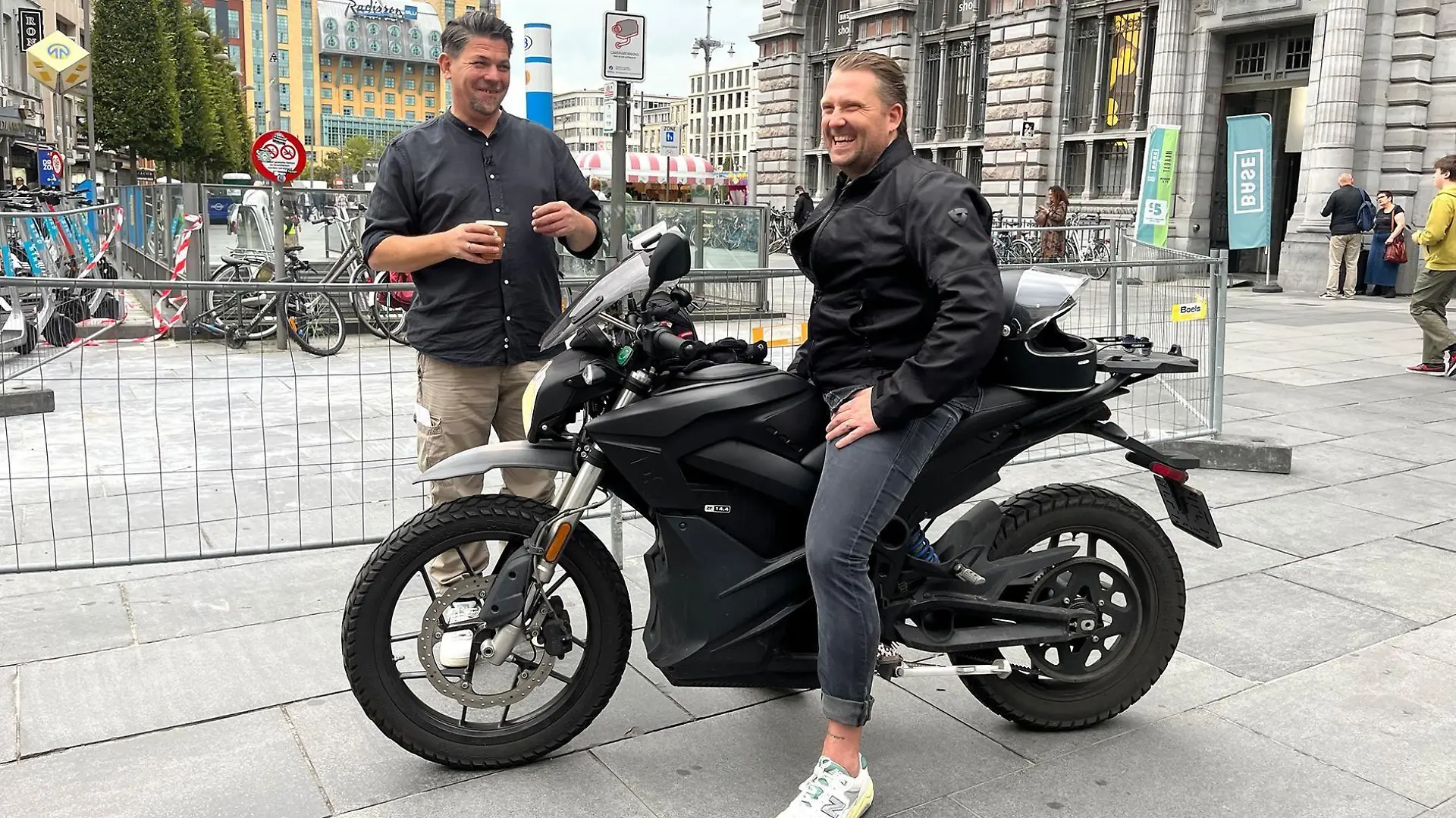 Tim Mälzer (l.) und Nick Bril
+++ Die Verwendung des sendungsbezogenen Materials ist nur mit dem Hinweis und Verlinkung auf RTL+ gestattet. +++