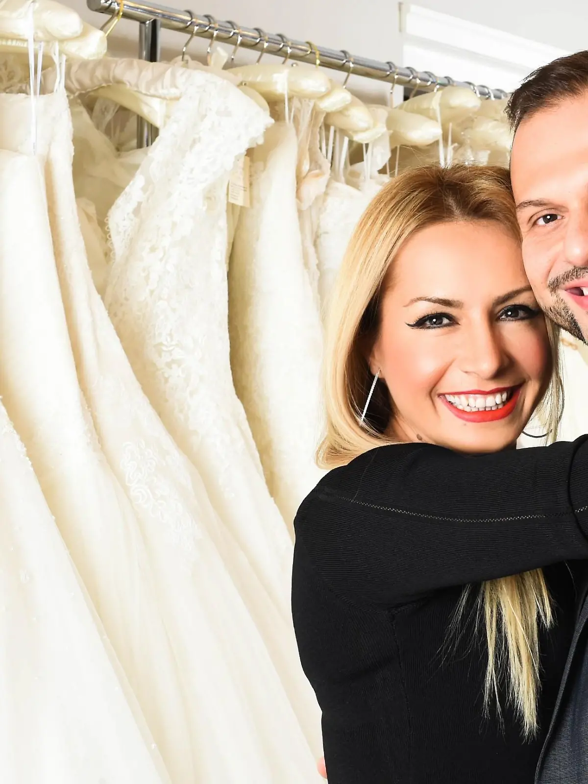 Nihal und ihr Mann Arif Saridemir haben das Geschäft vor acht Jahren zusammen eröffnet. Er ist gelernter Schneider und leitet die Herrenabteilung. Nihal, gelernte Designerin, leitet die Damenabteilung inklusive VIP-Raum. 