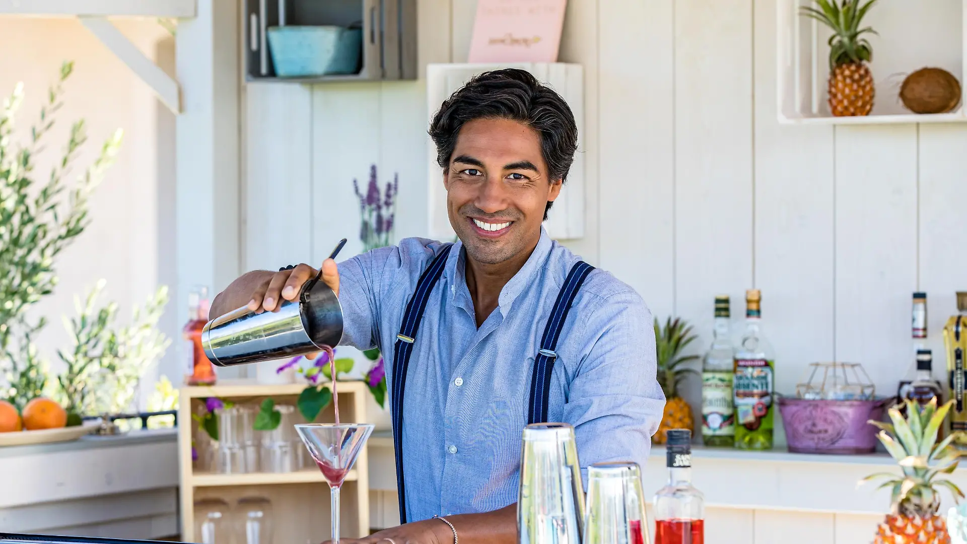 Barkeeper Nic

Die Verwendung des sendungsbezogenen Materials ist nur mit dem Hinweis und Verlinkung auf TVNOW gestattet.